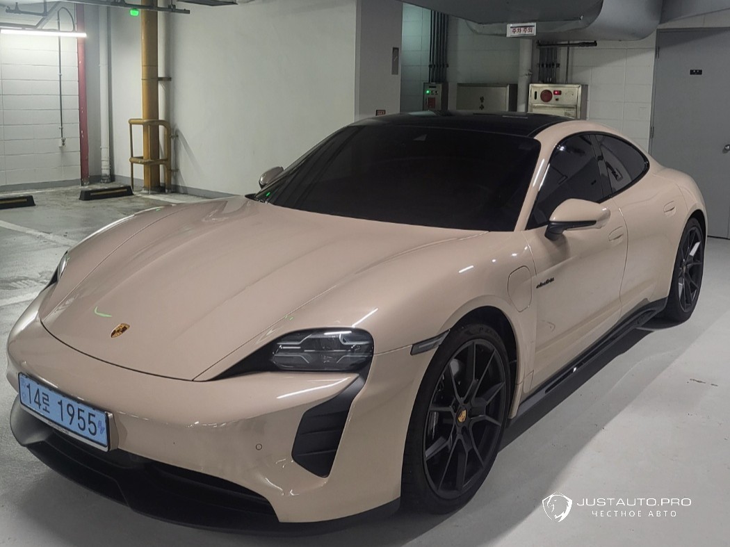 Автомобиль Porsche Taycan