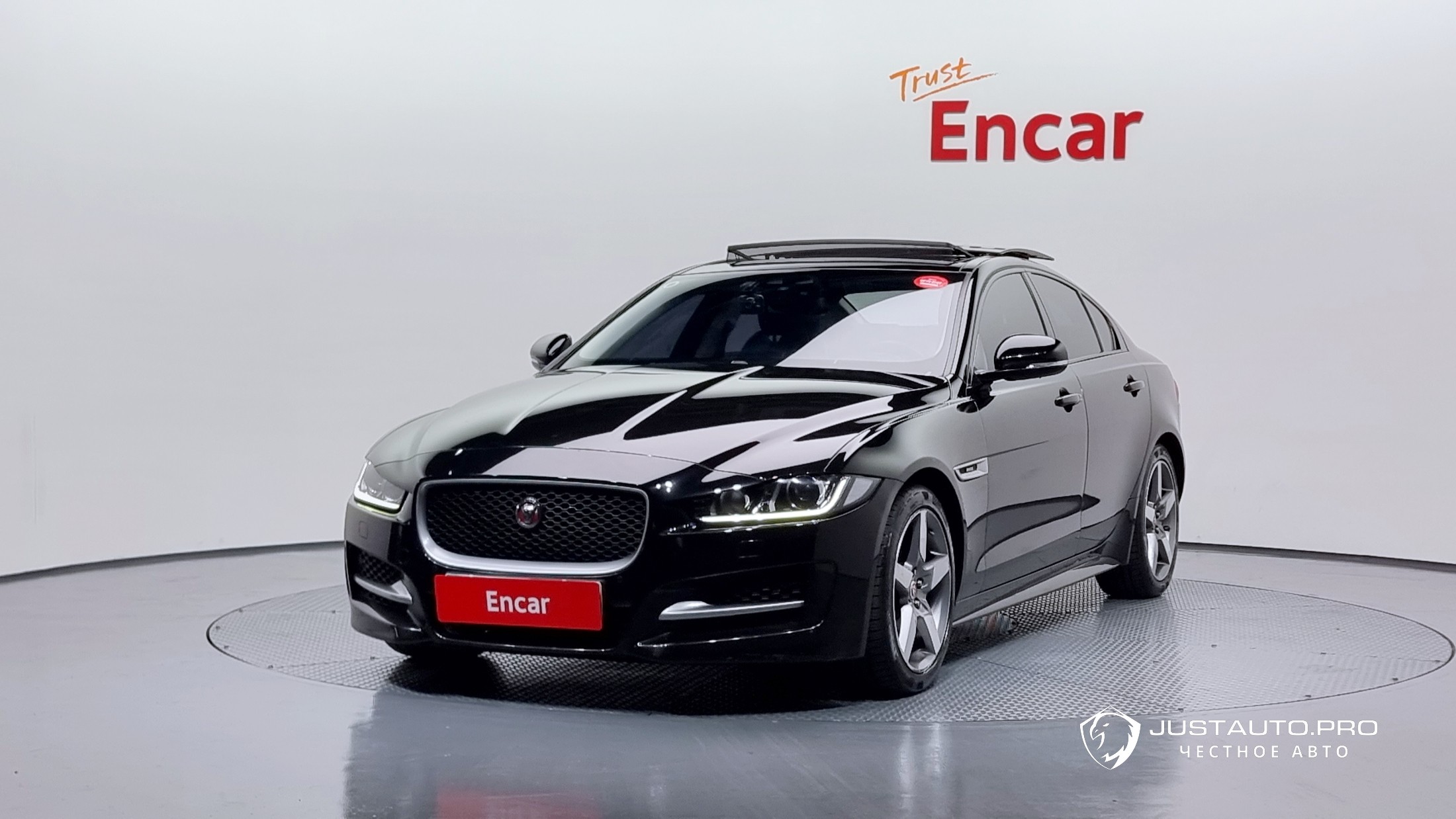 Автомобиль Jaguar XE