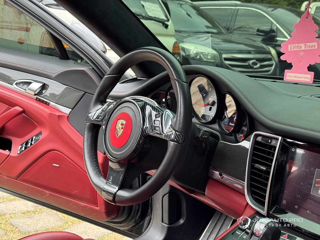 Автомобиль Porsche Panamera