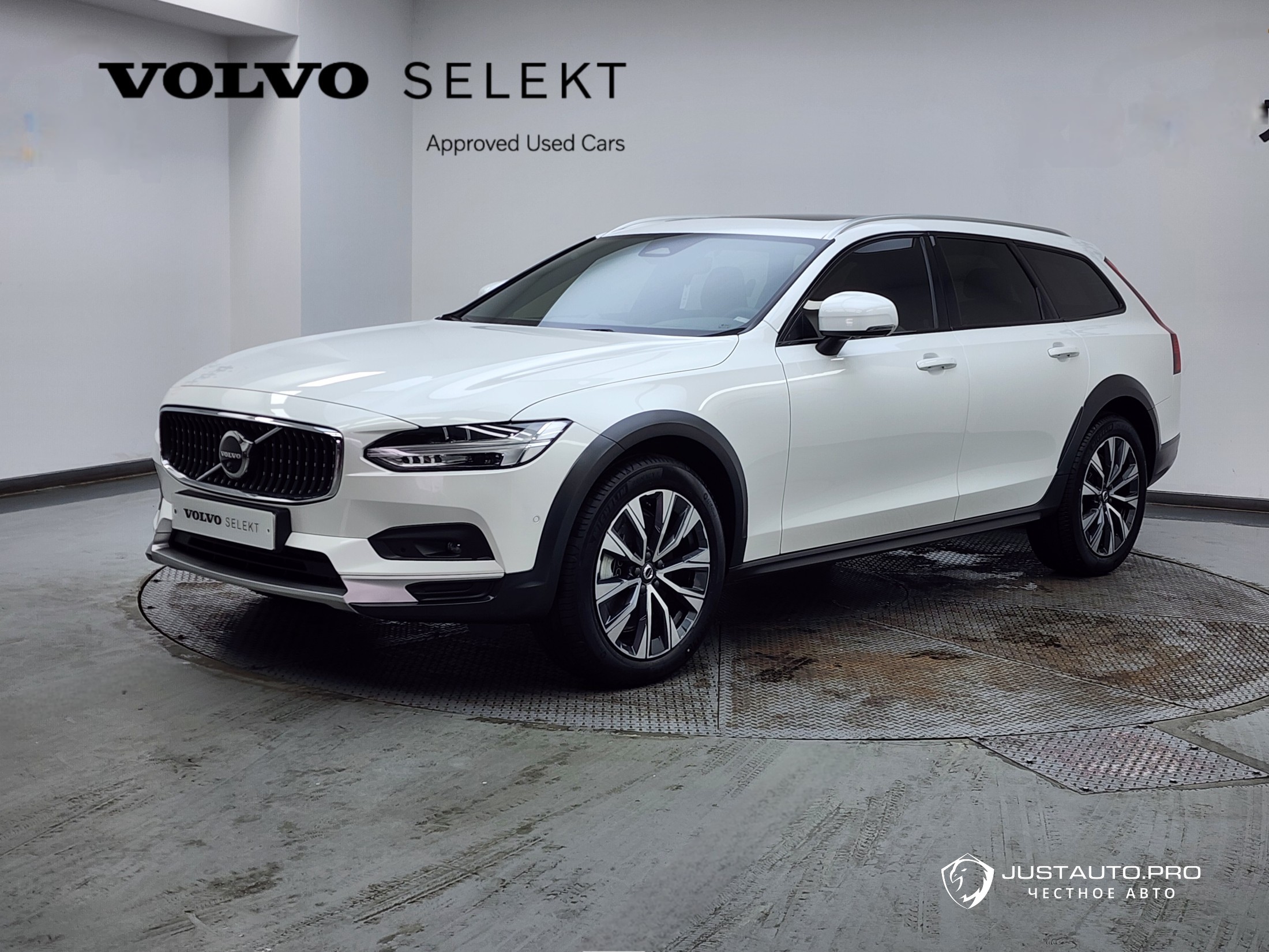Автомобиль Volvo V90