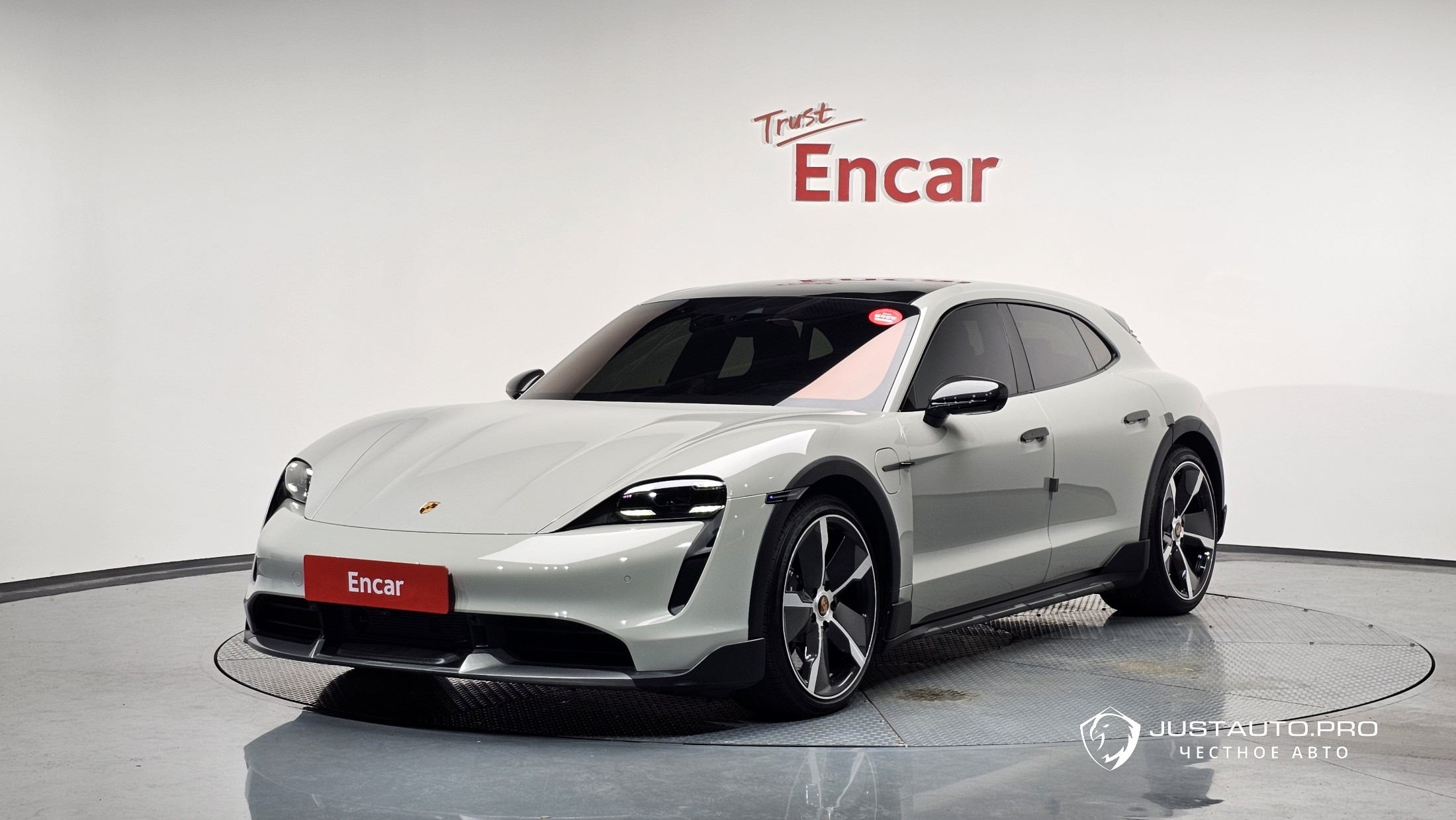 Автомобиль Porsche Taycan