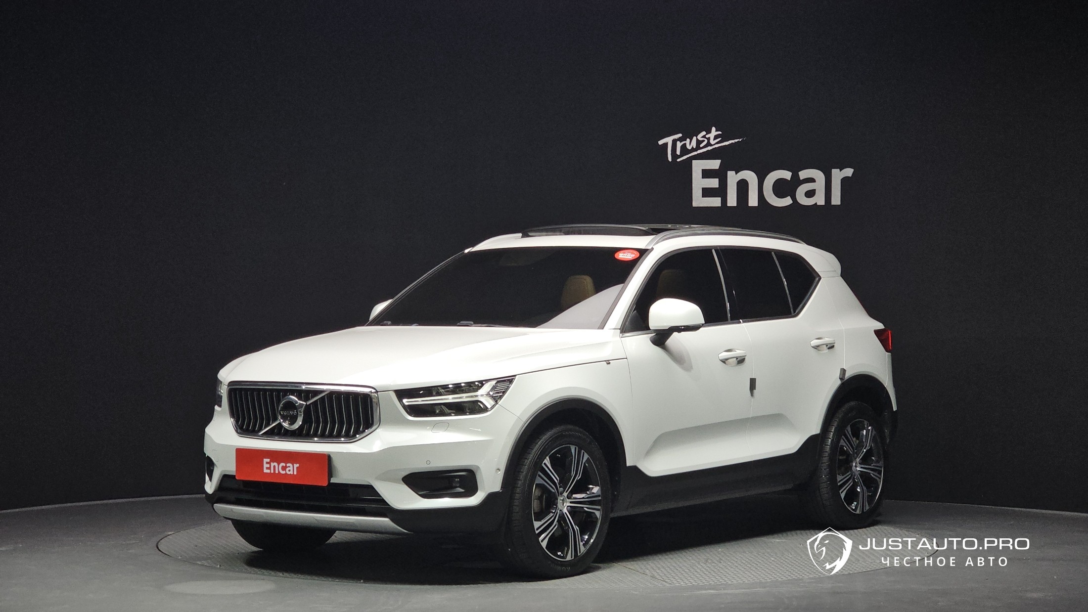 Автомобиль Volvo XC40