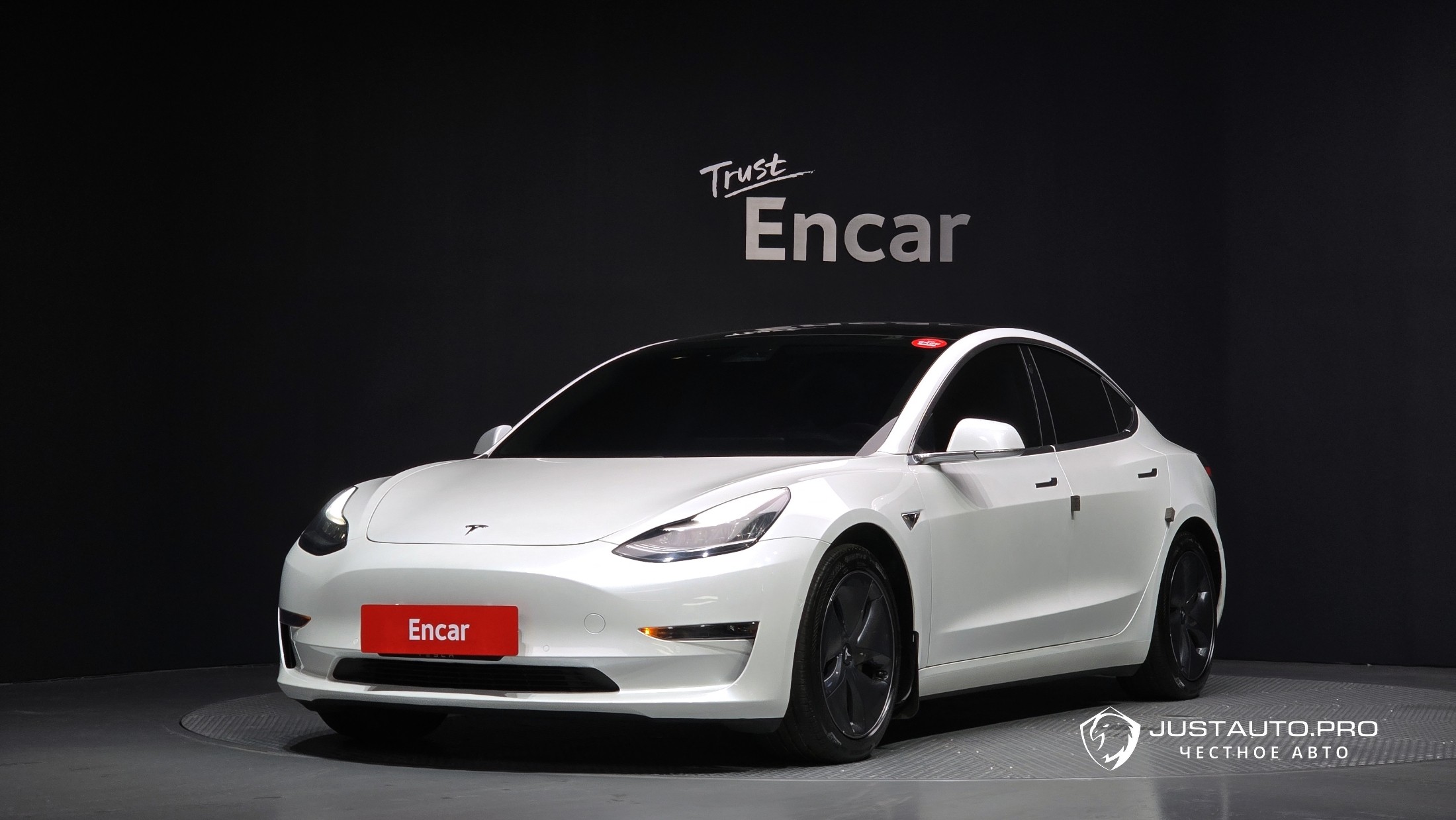 Автомобиль Tesla Model 3