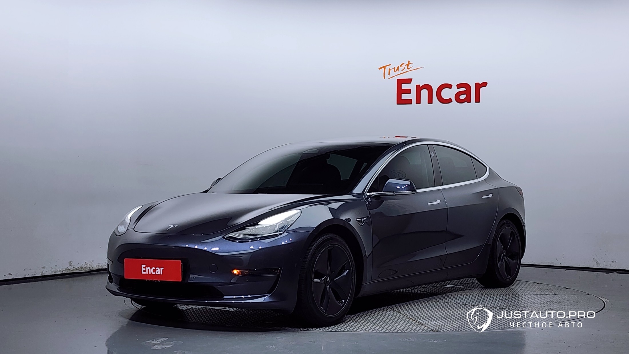 Автомобиль Tesla Model 3