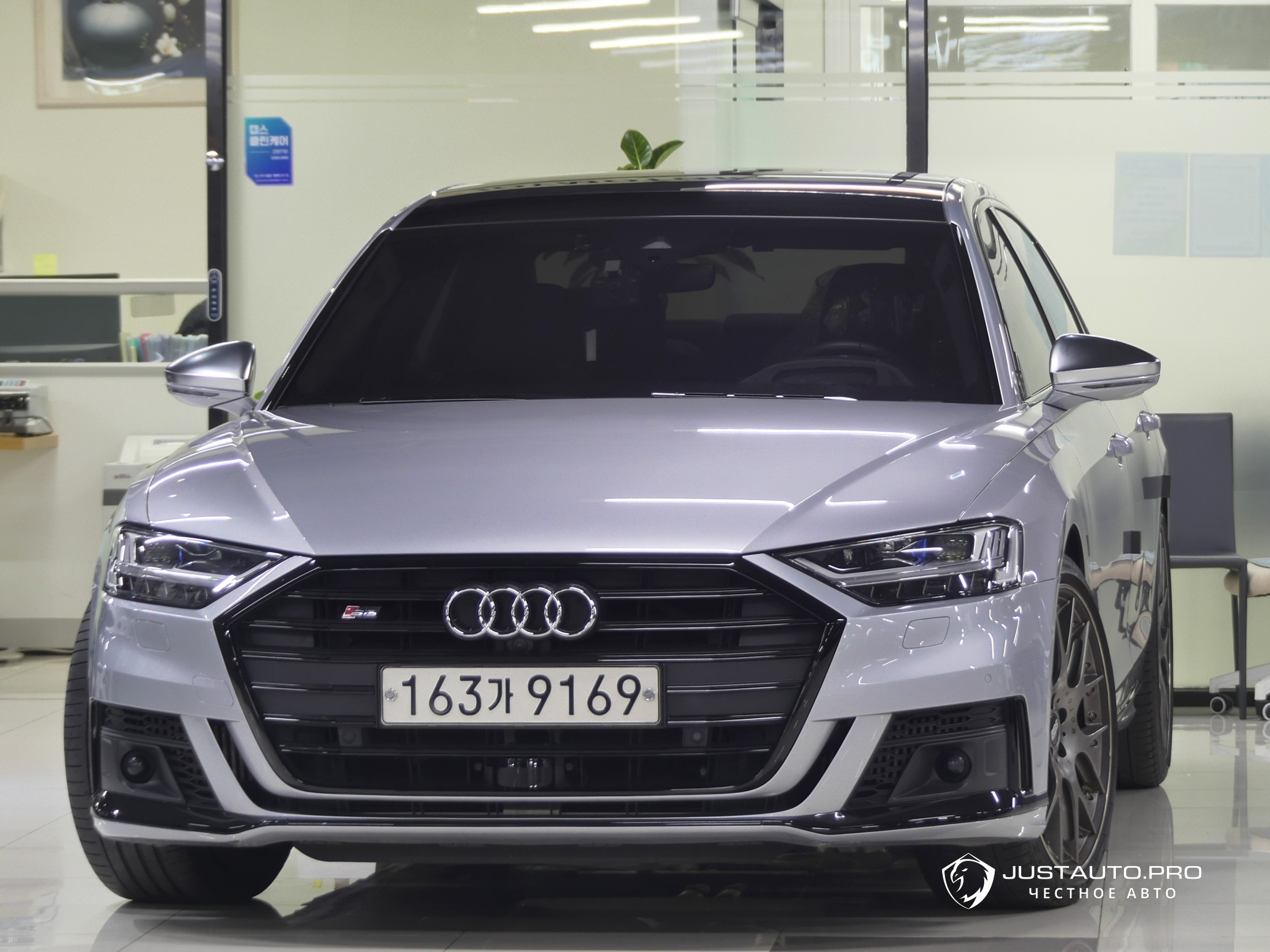 Автомобиль Audi S8