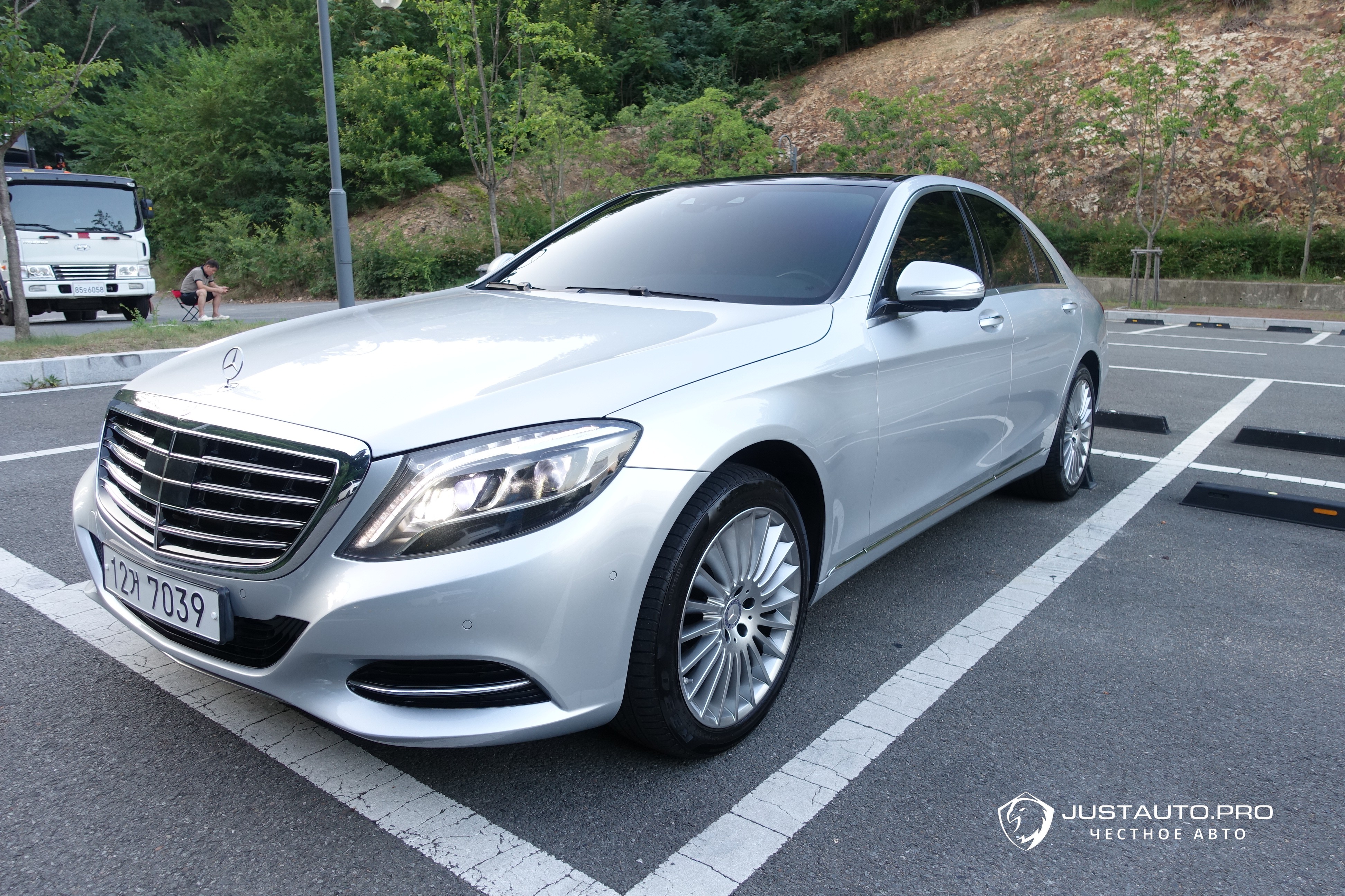 Автомобиль Mercedes-Benz S-Class