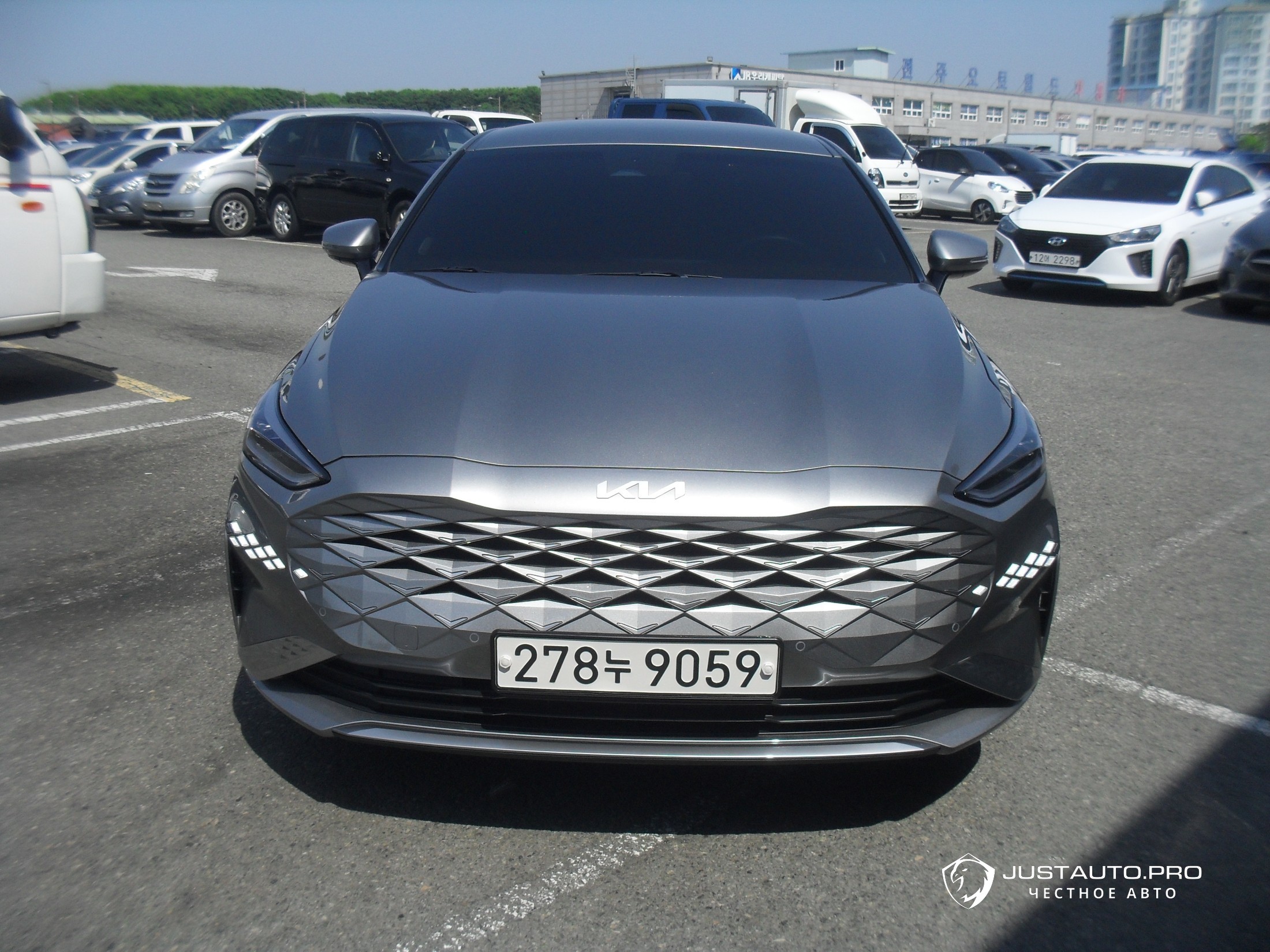 Автомобиль Kia K8