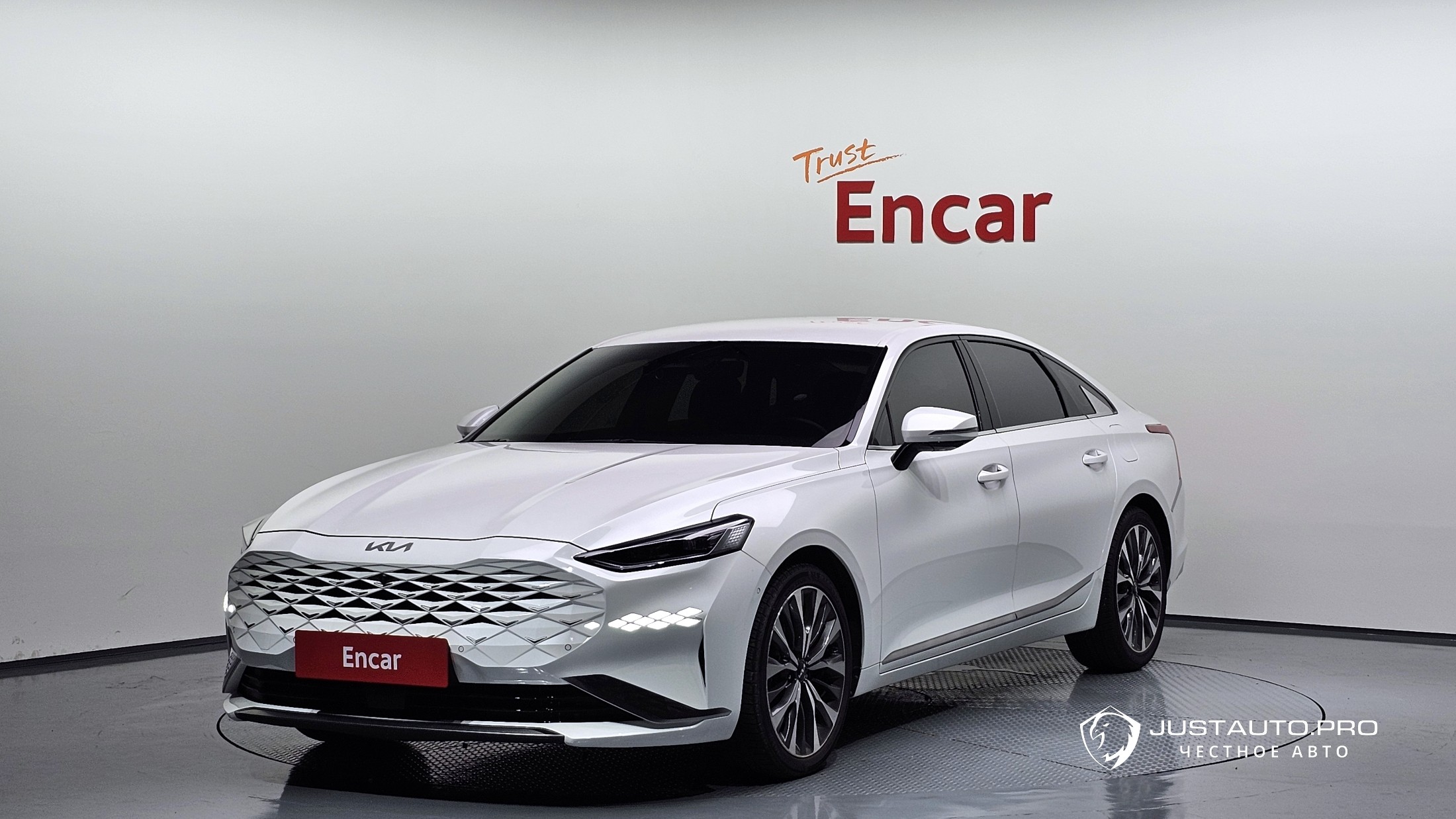 Автомобиль Kia K8