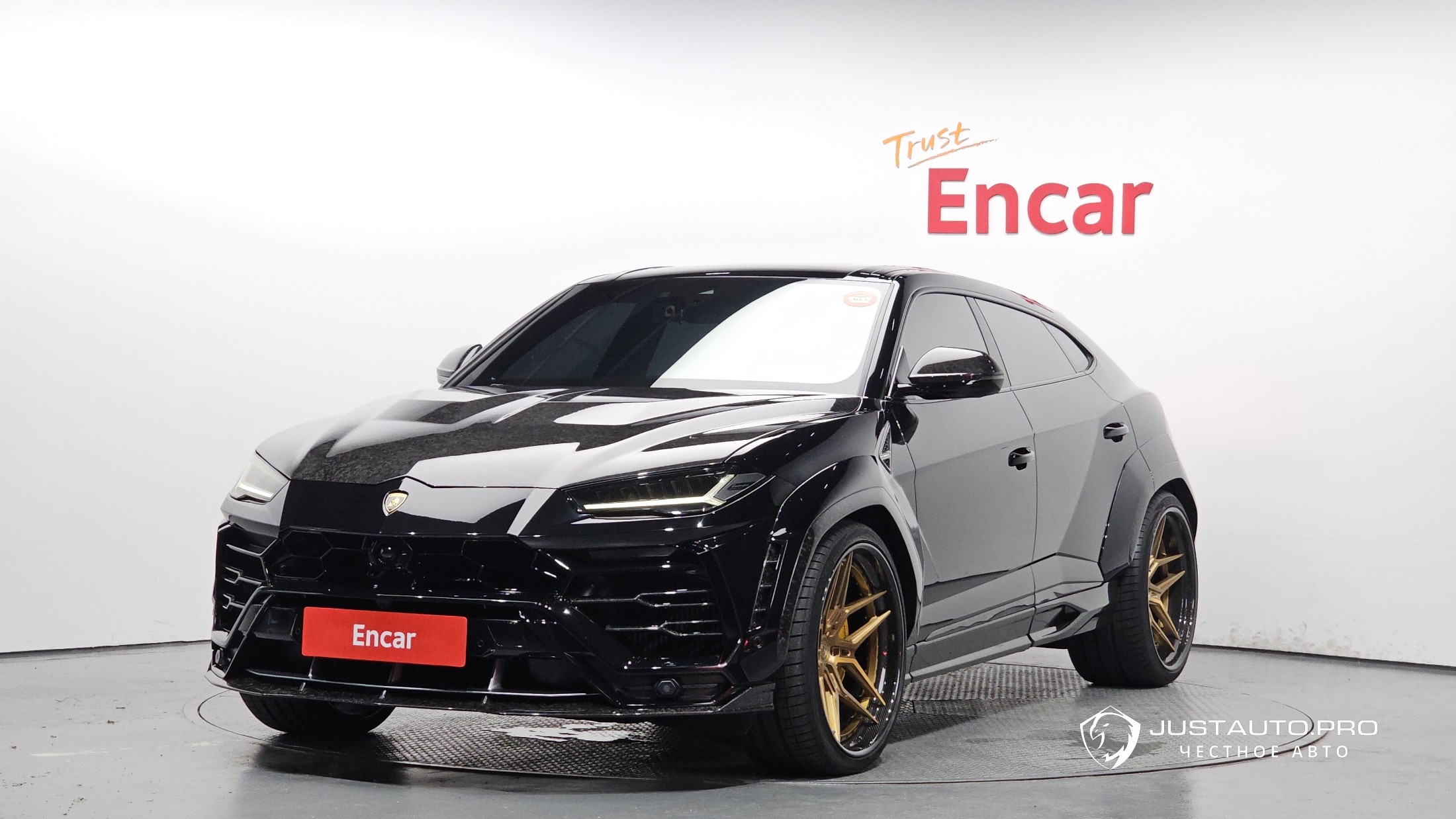 Автомобиль Lamborghini Urus