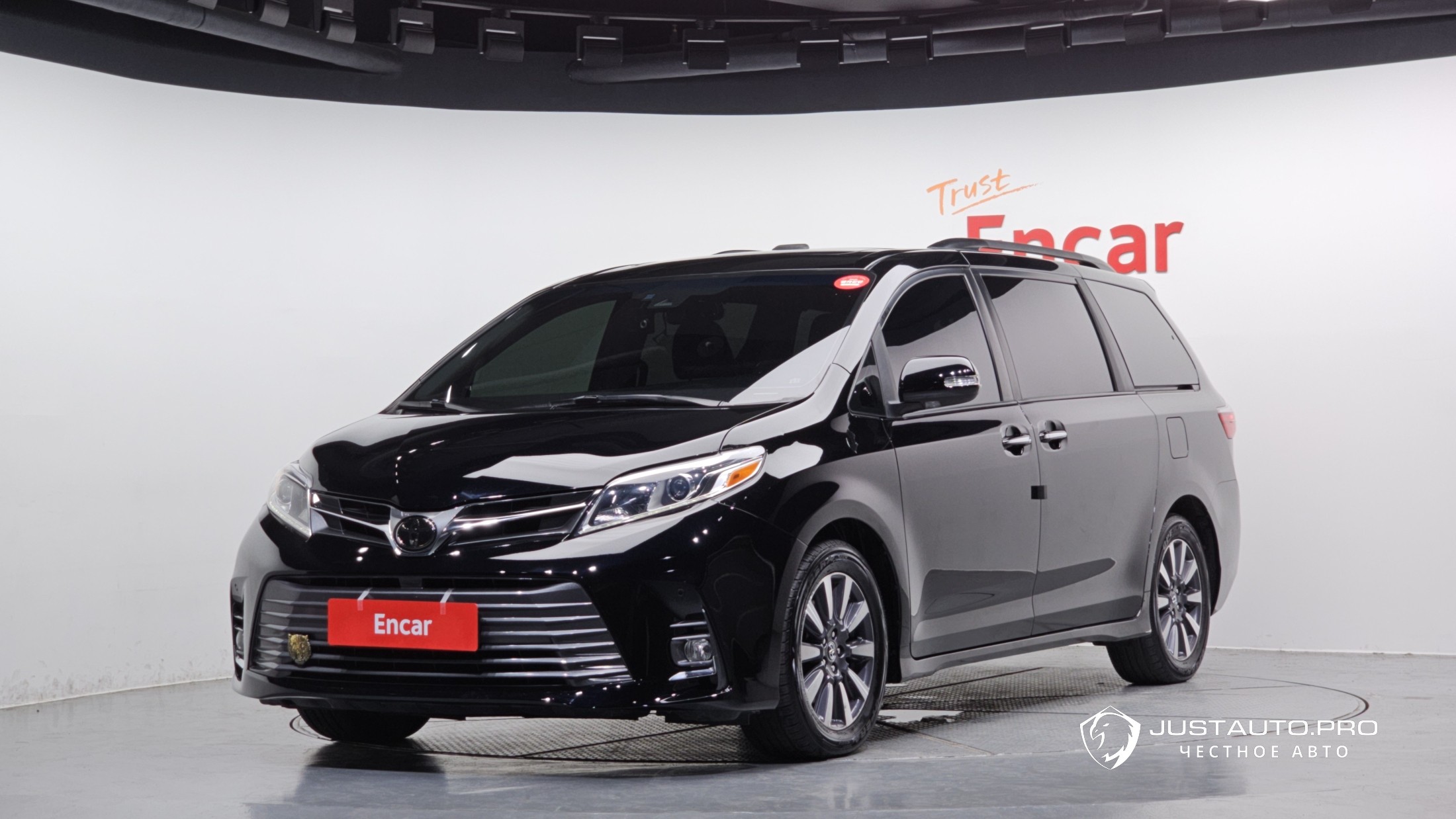 Автомобиль Toyota Sienna