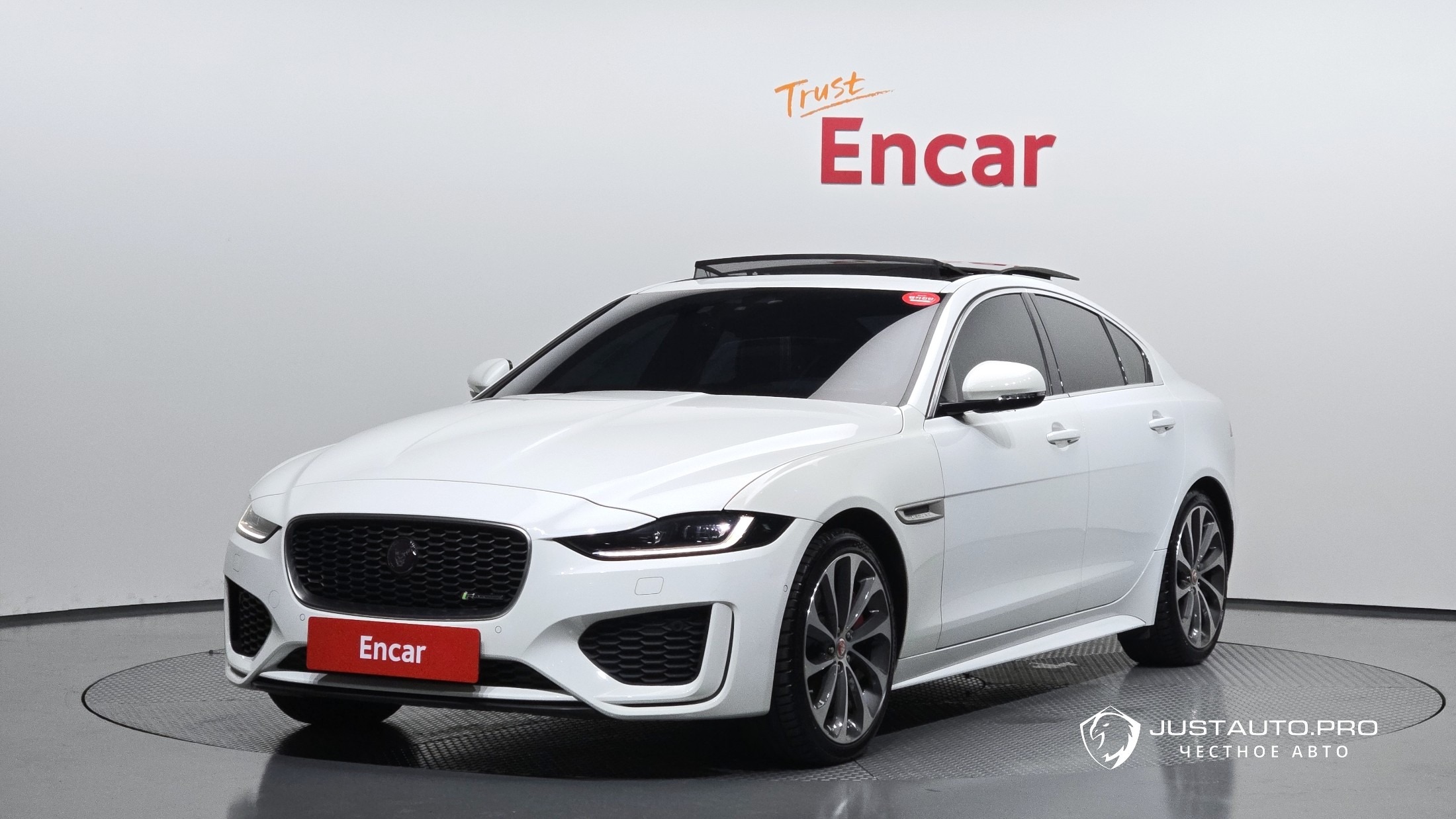 Автомобиль Jaguar XE