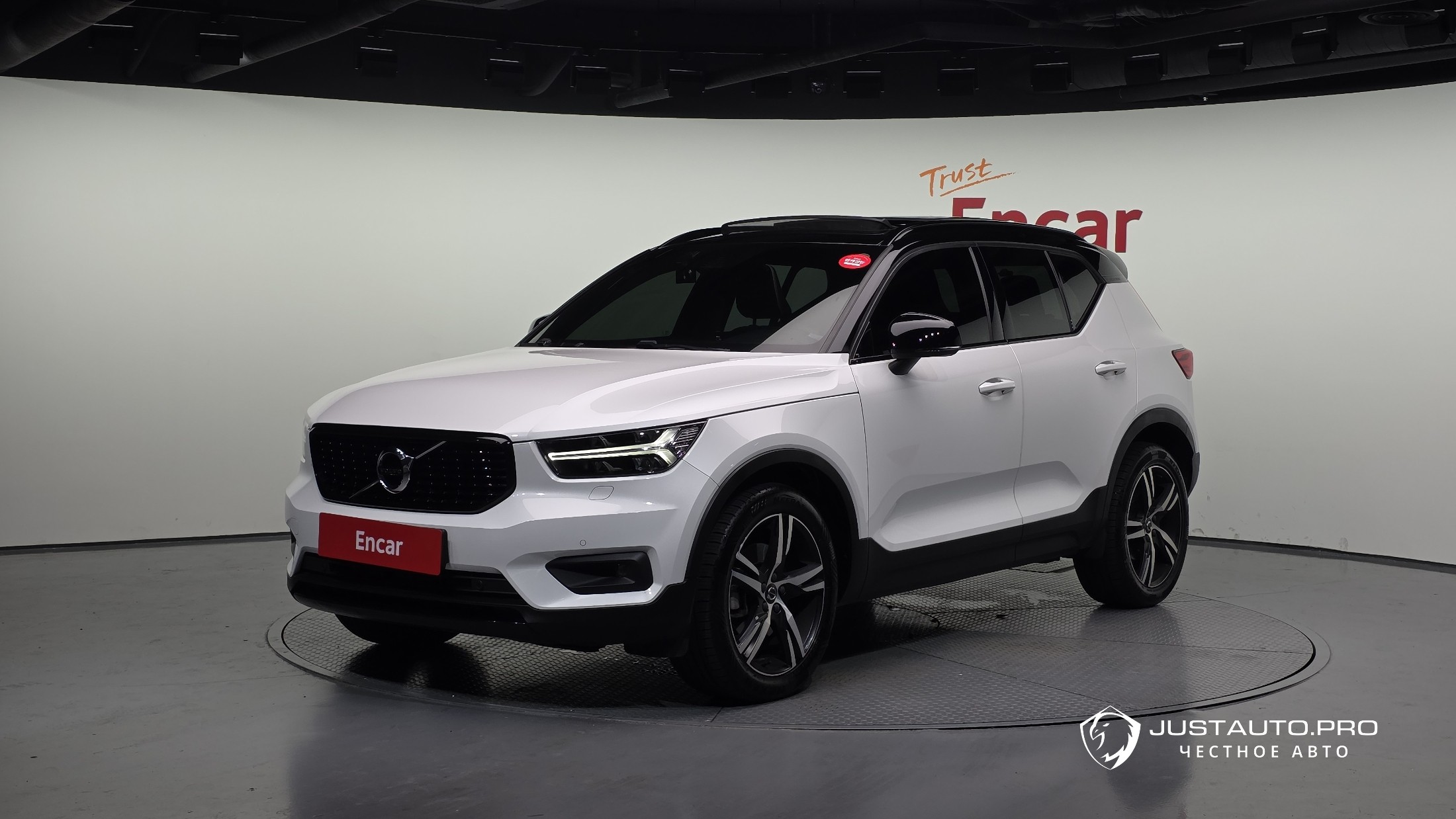 Автомобиль Volvo XC40