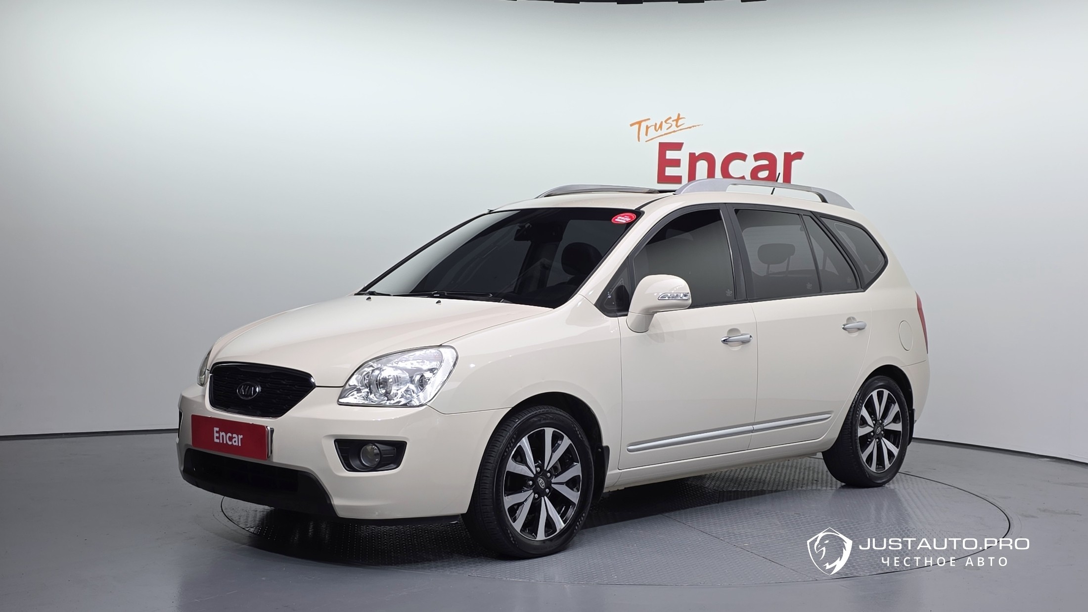 Автомобиль Kia Carens