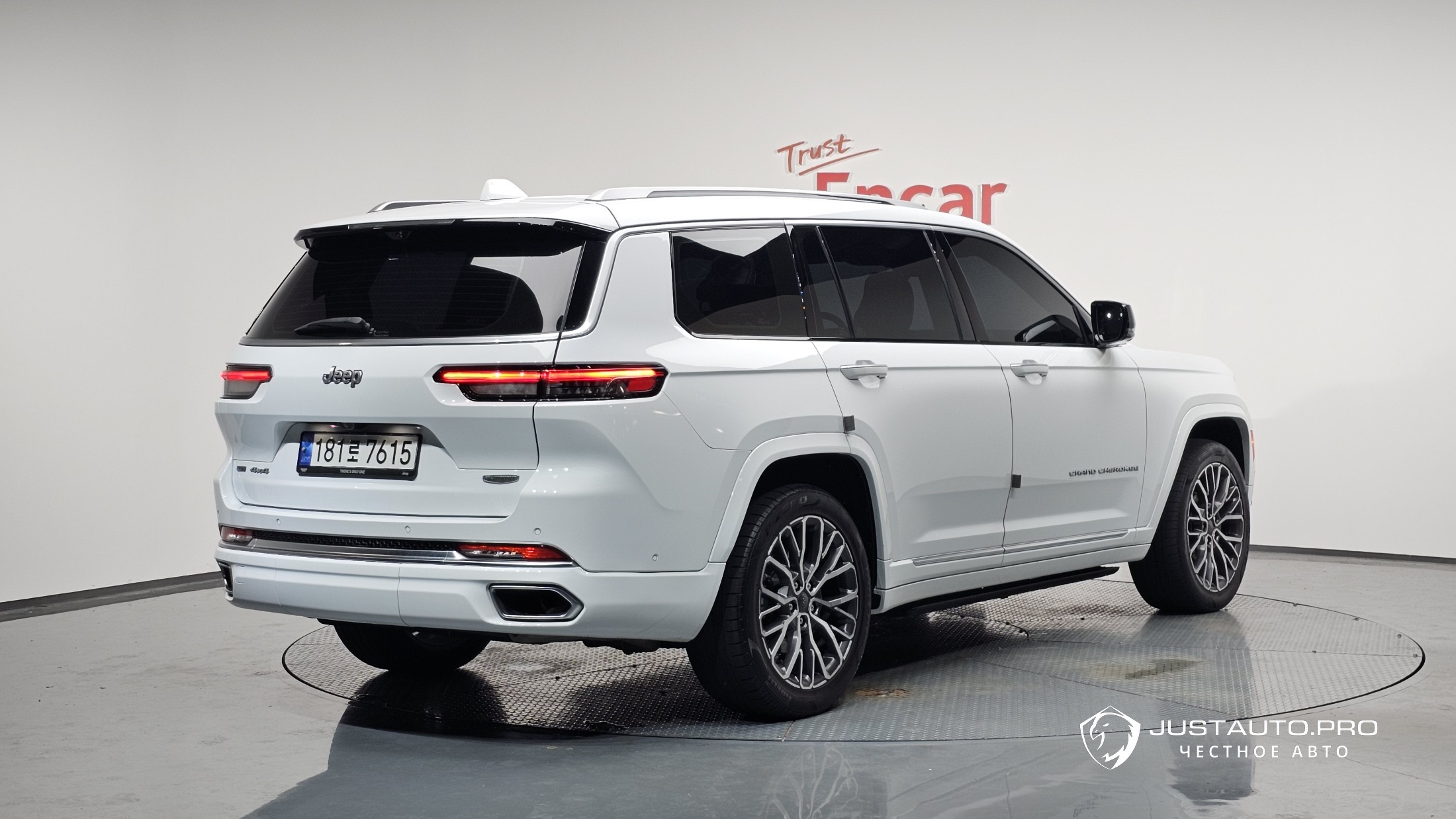 Автомобиль Jeep Cherokee