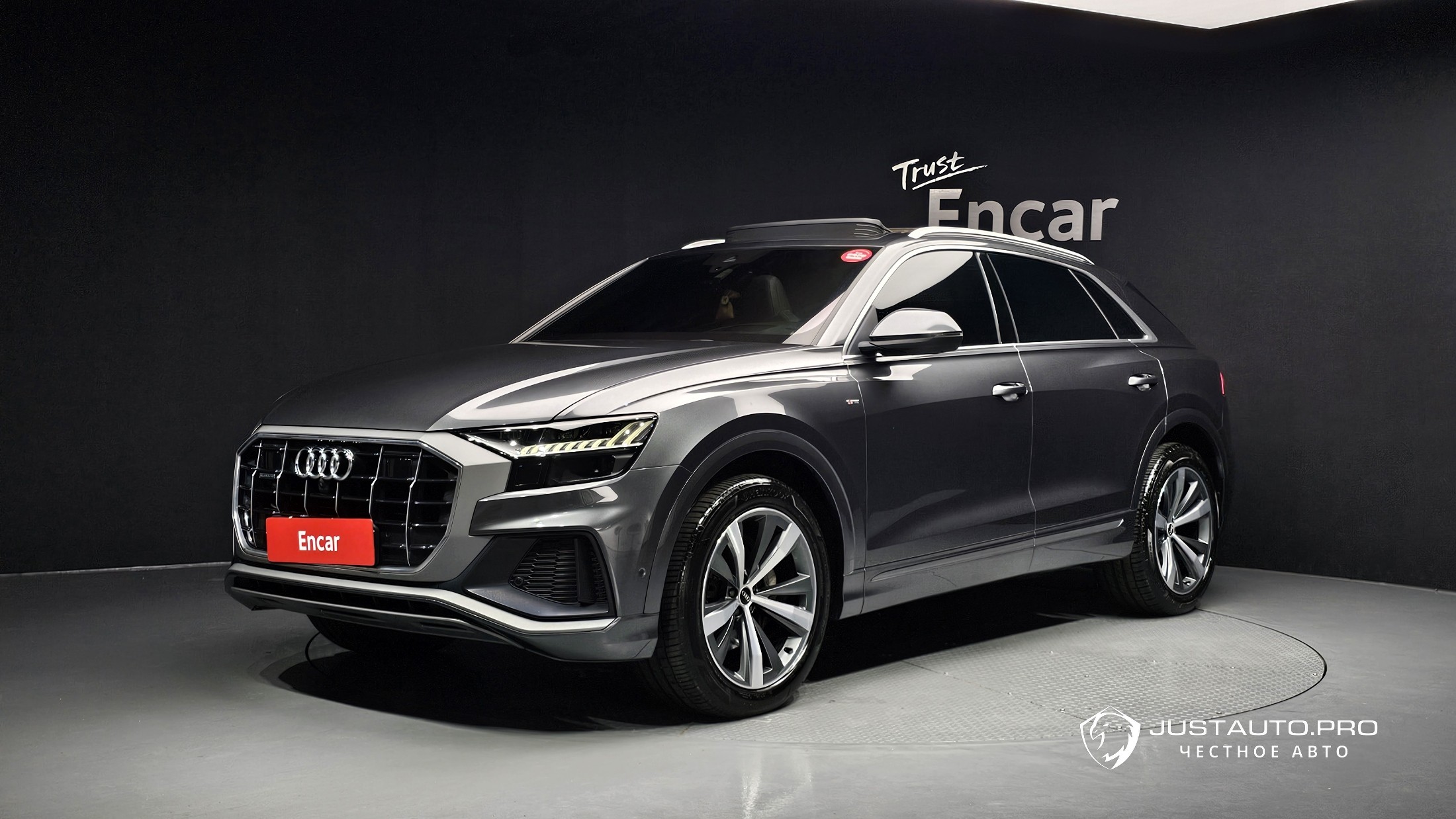Автомобиль Audi Q8