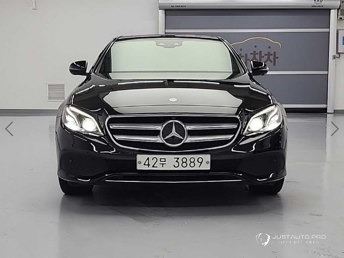 Автомобиль Mercedes-Benz E-Class