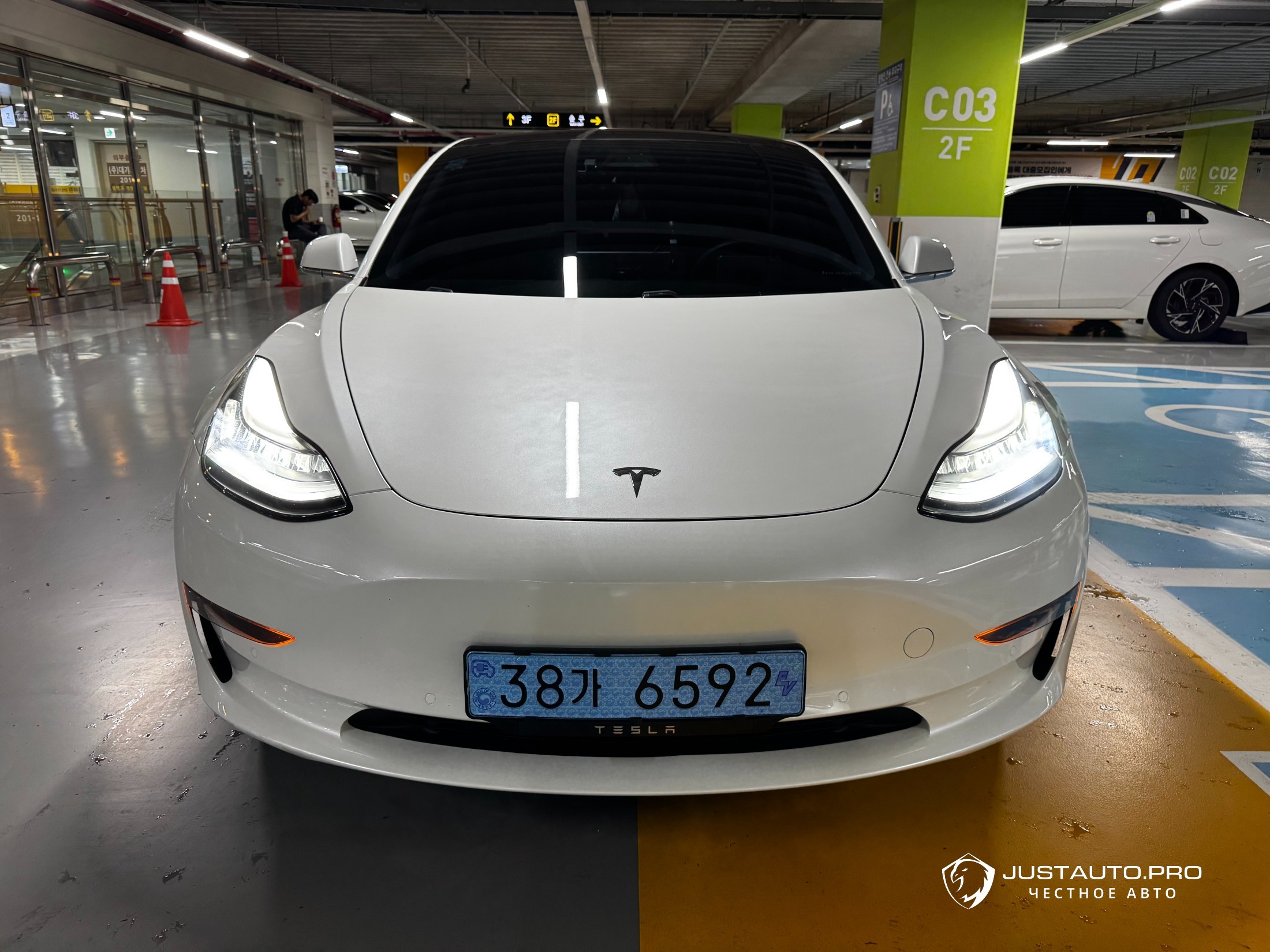 Автомобиль Tesla Model 3