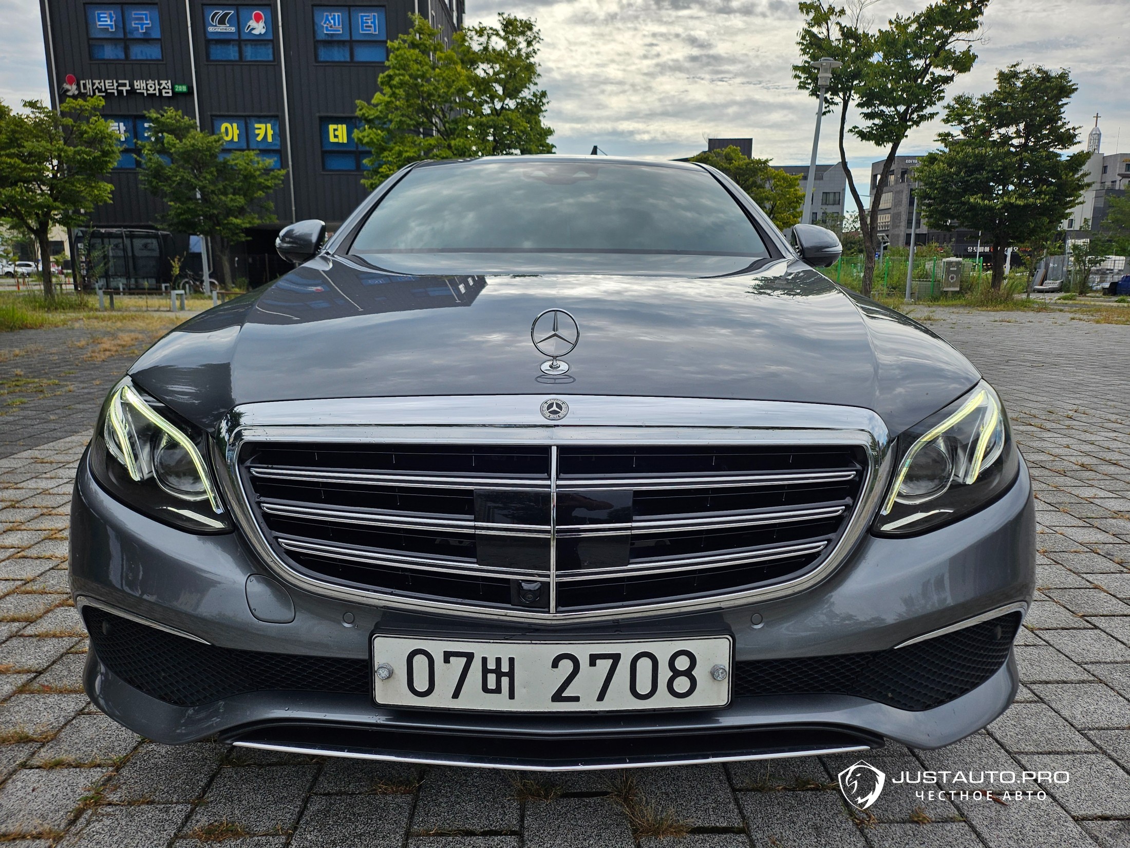 Автомобиль Mercedes-Benz E-Class