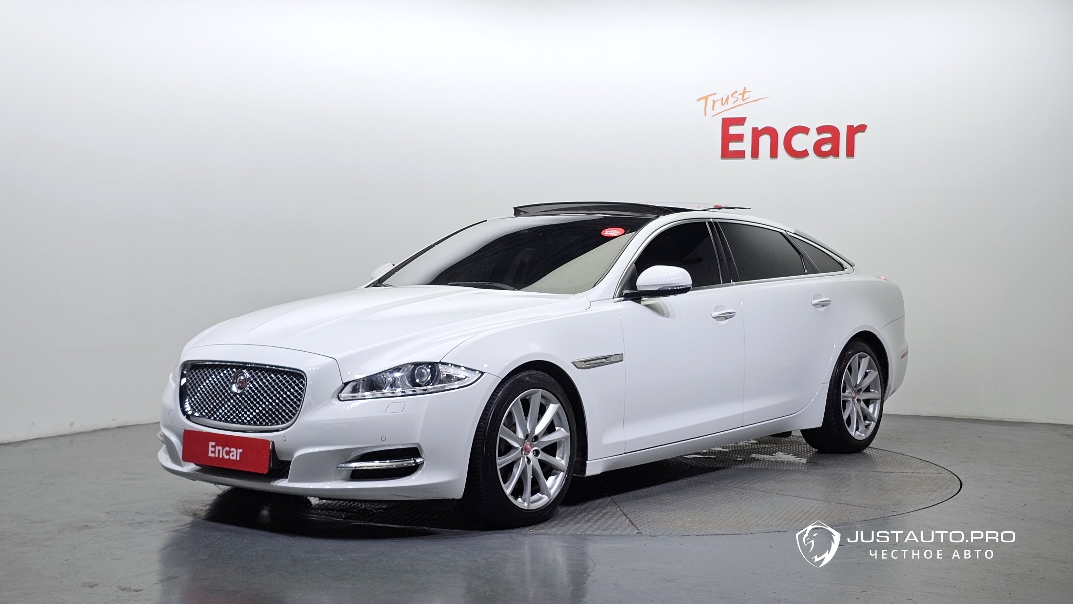 Автомобиль Jaguar XJ