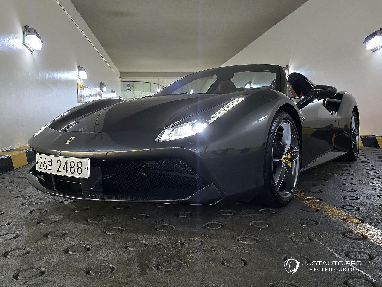 Автомобиль Ferrari 488