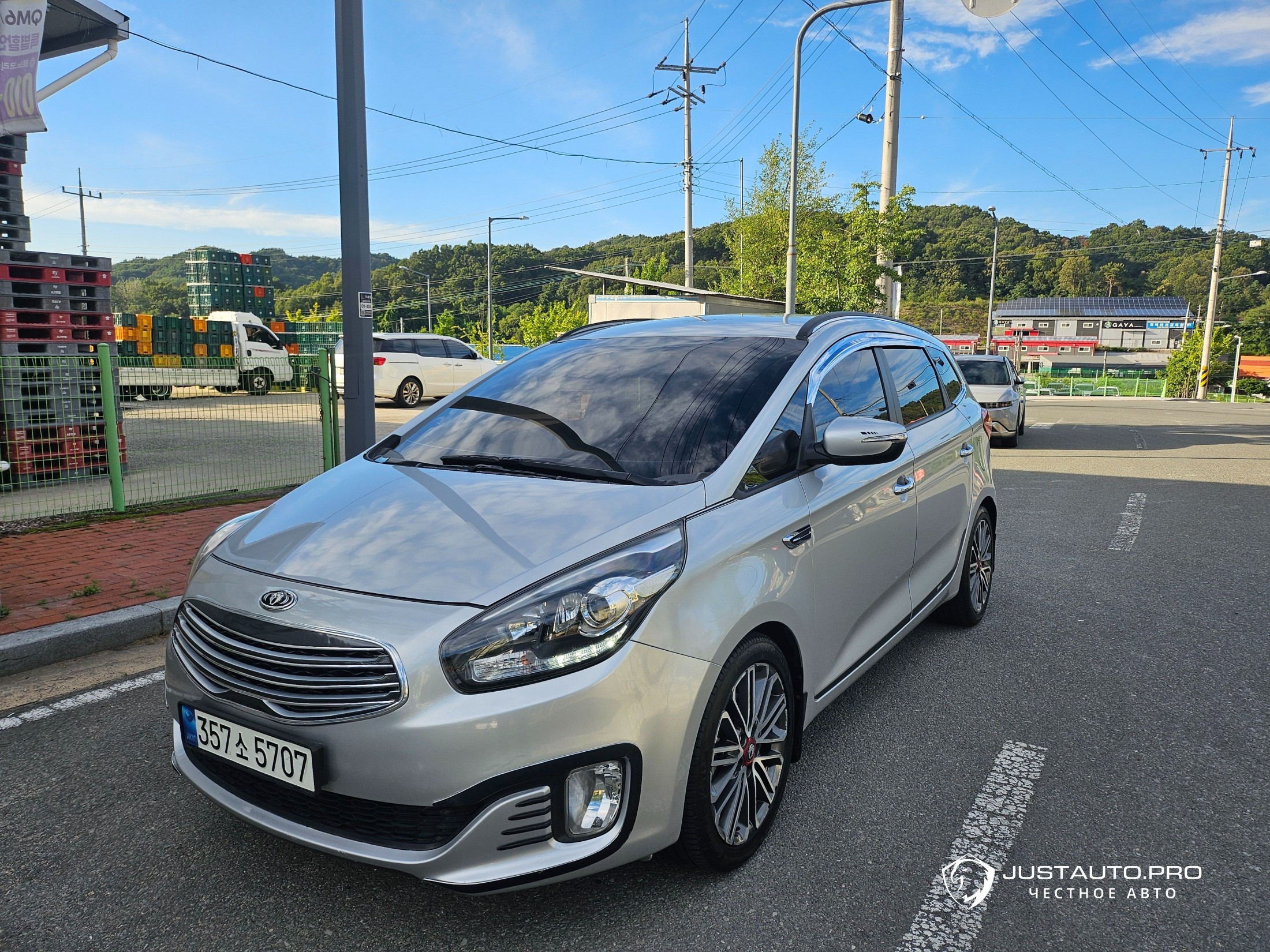 Автомобиль Kia Carens