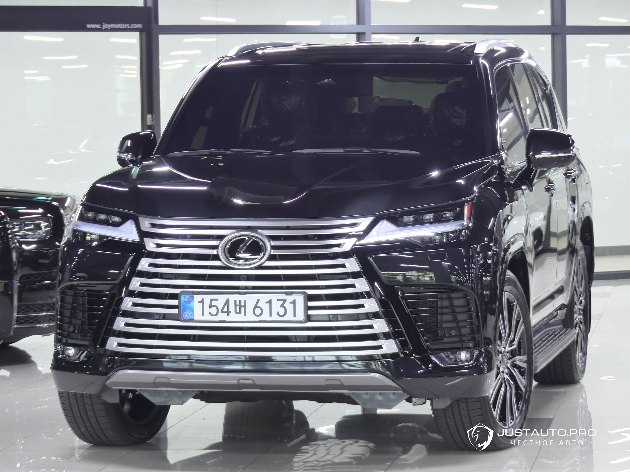 Автомобиль Lexus LX
