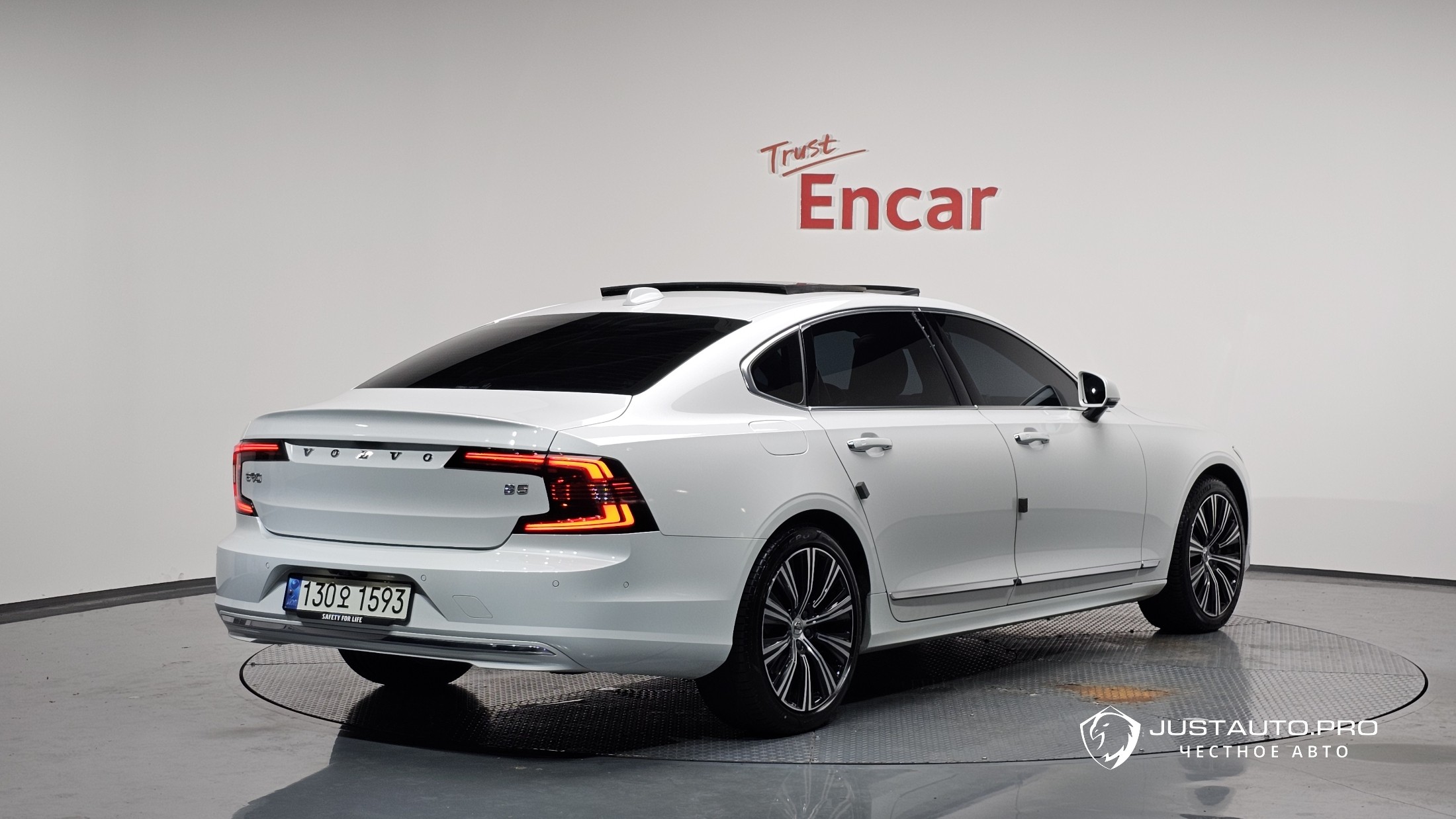 Автомобиль Volvo S90