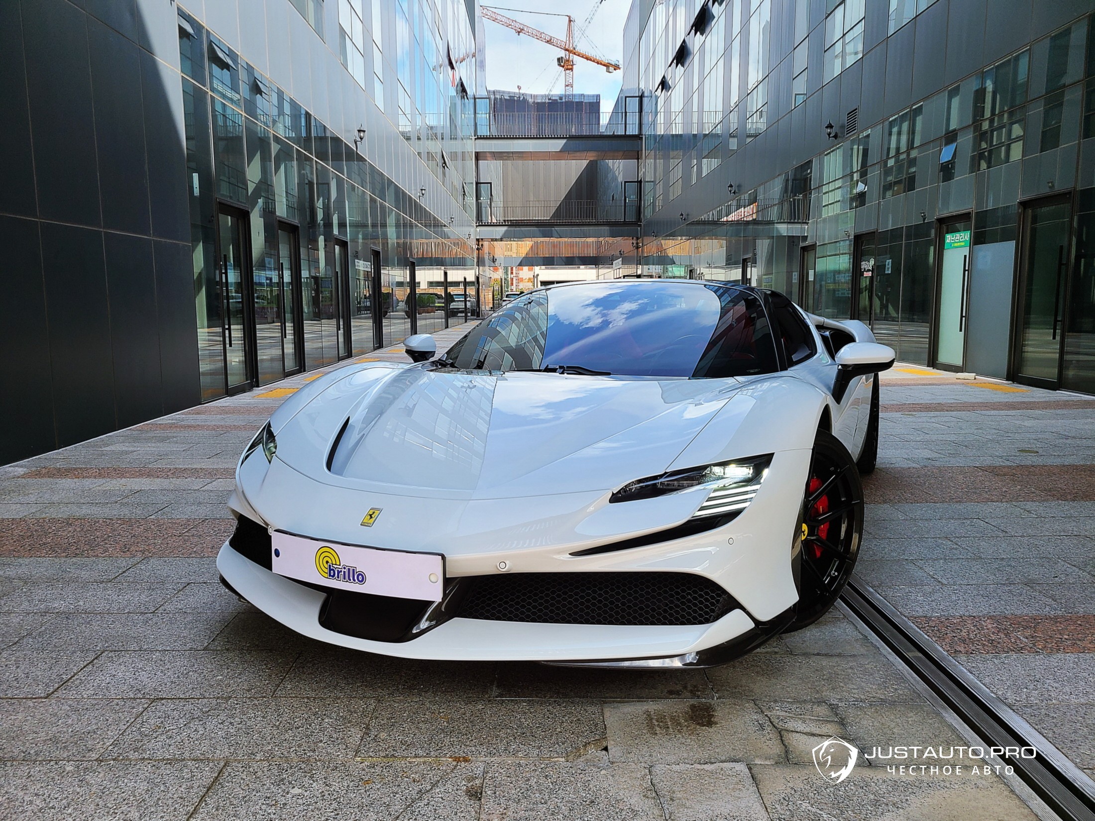 Автомобиль Ferrari SF90