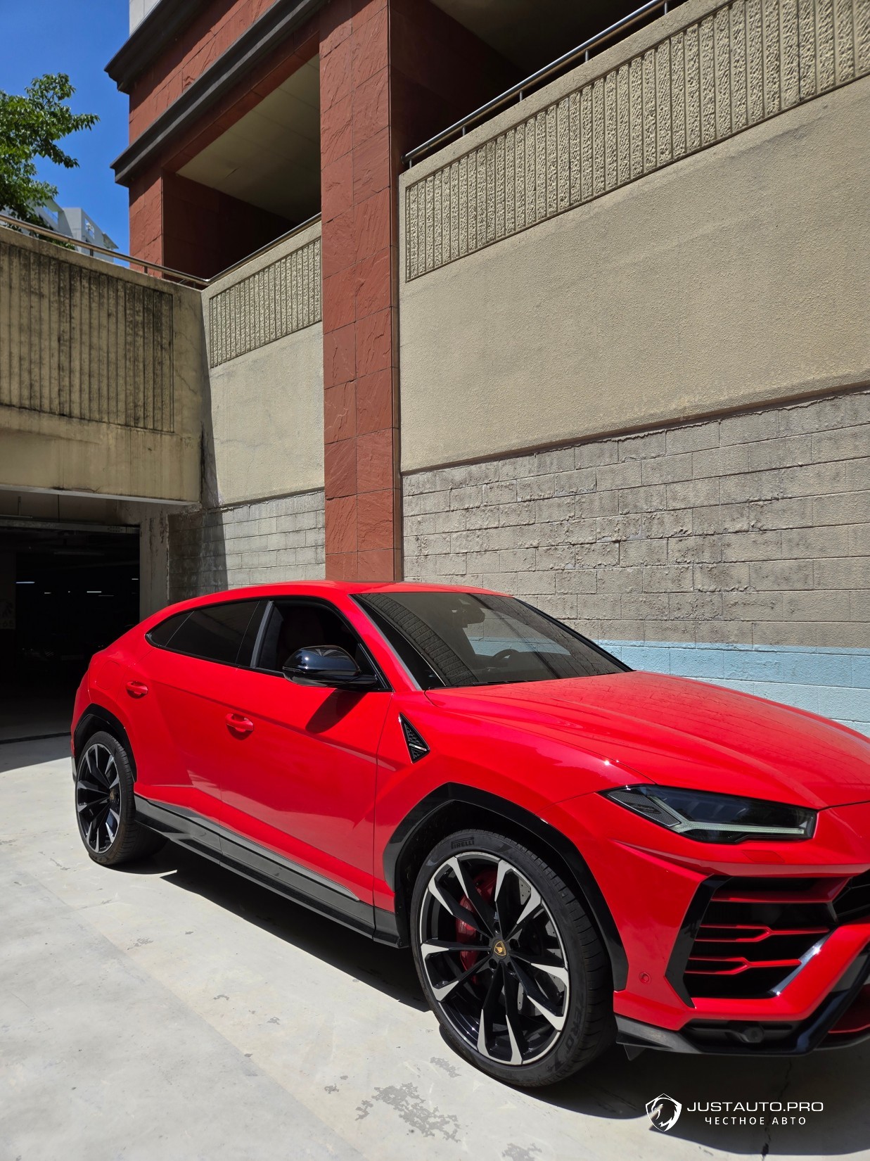 Автомобиль Lamborghini Urus