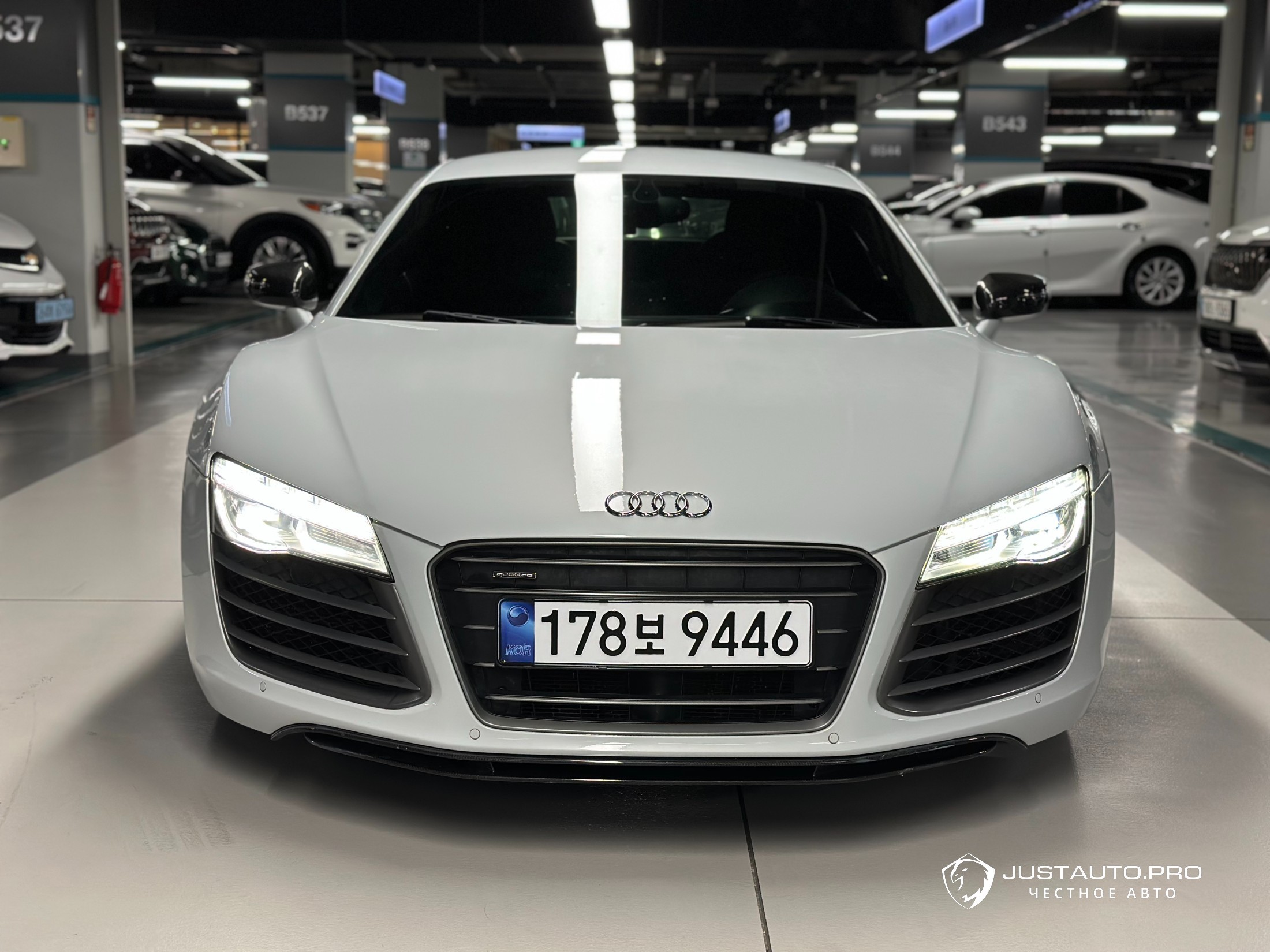 Автомобиль Audi R8