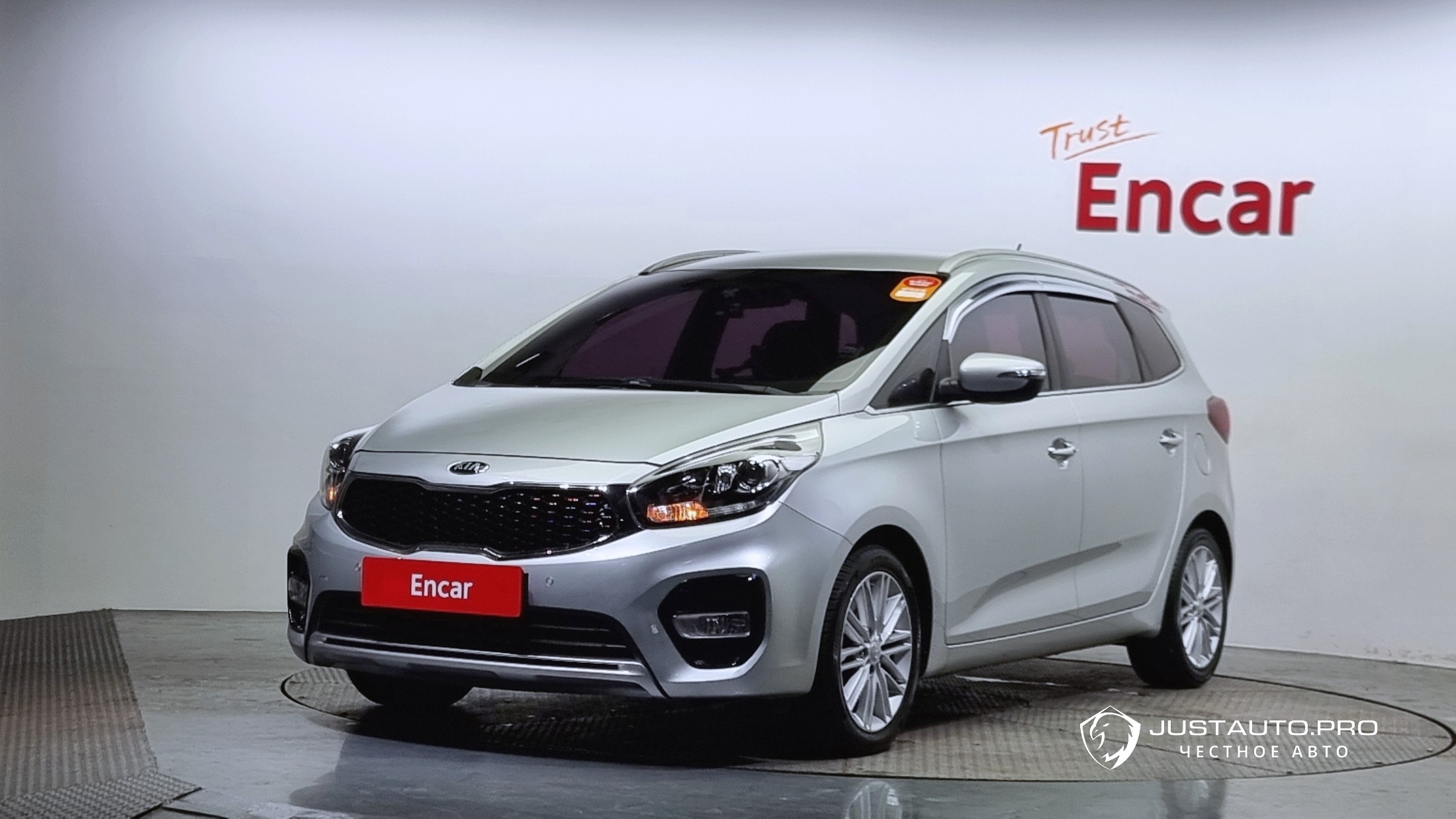 Автомобиль Kia Carens