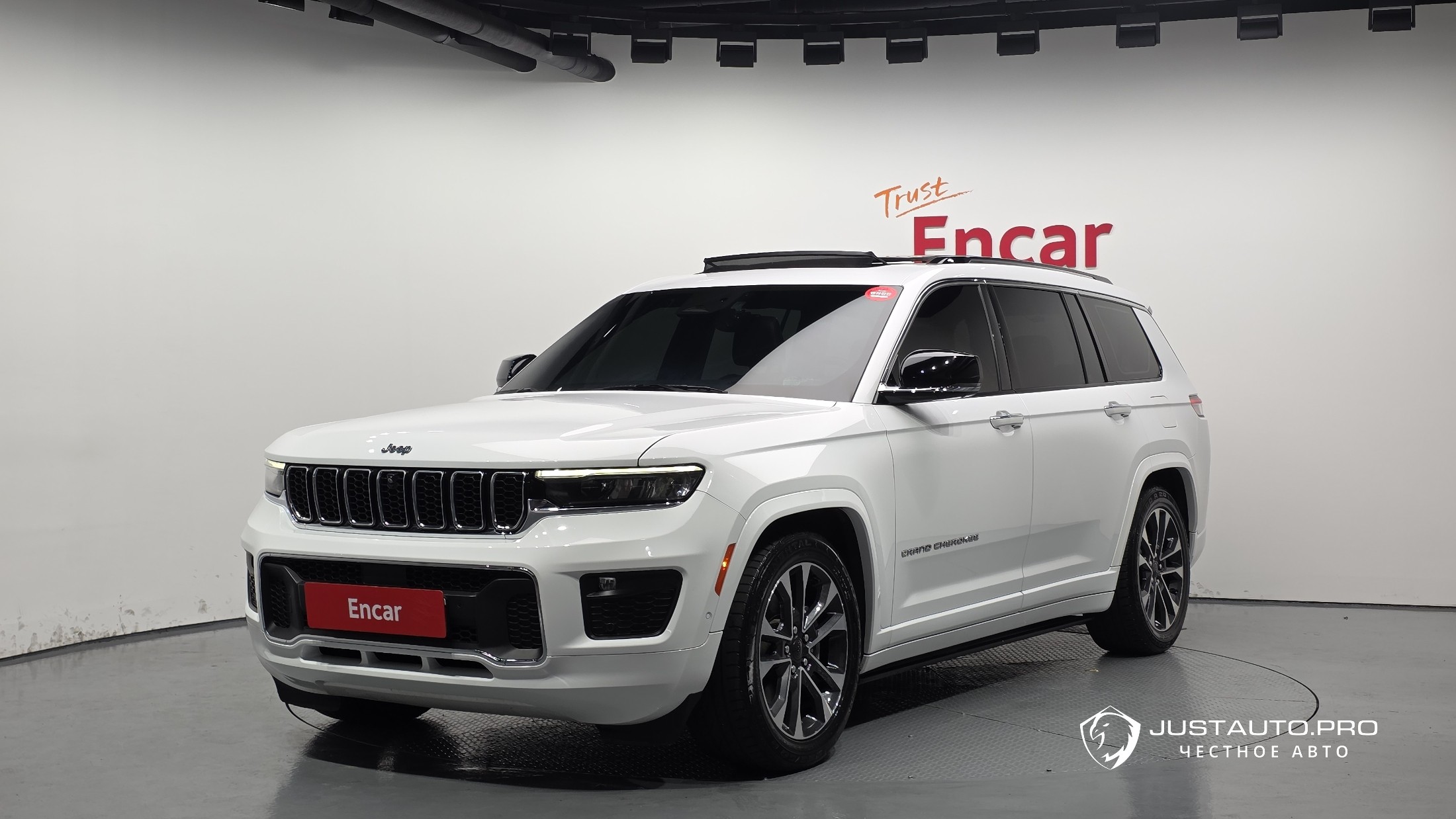 Автомобиль Jeep Cherokee