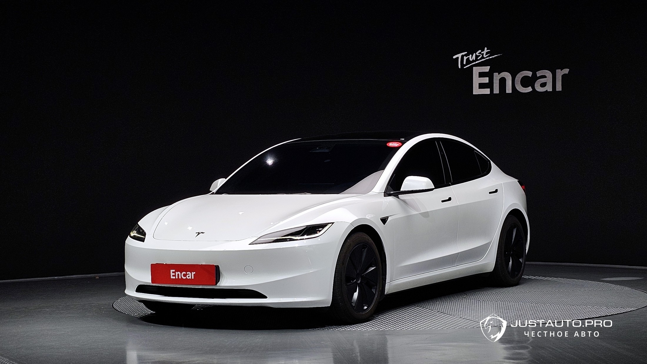 Автомобиль Tesla Model 3