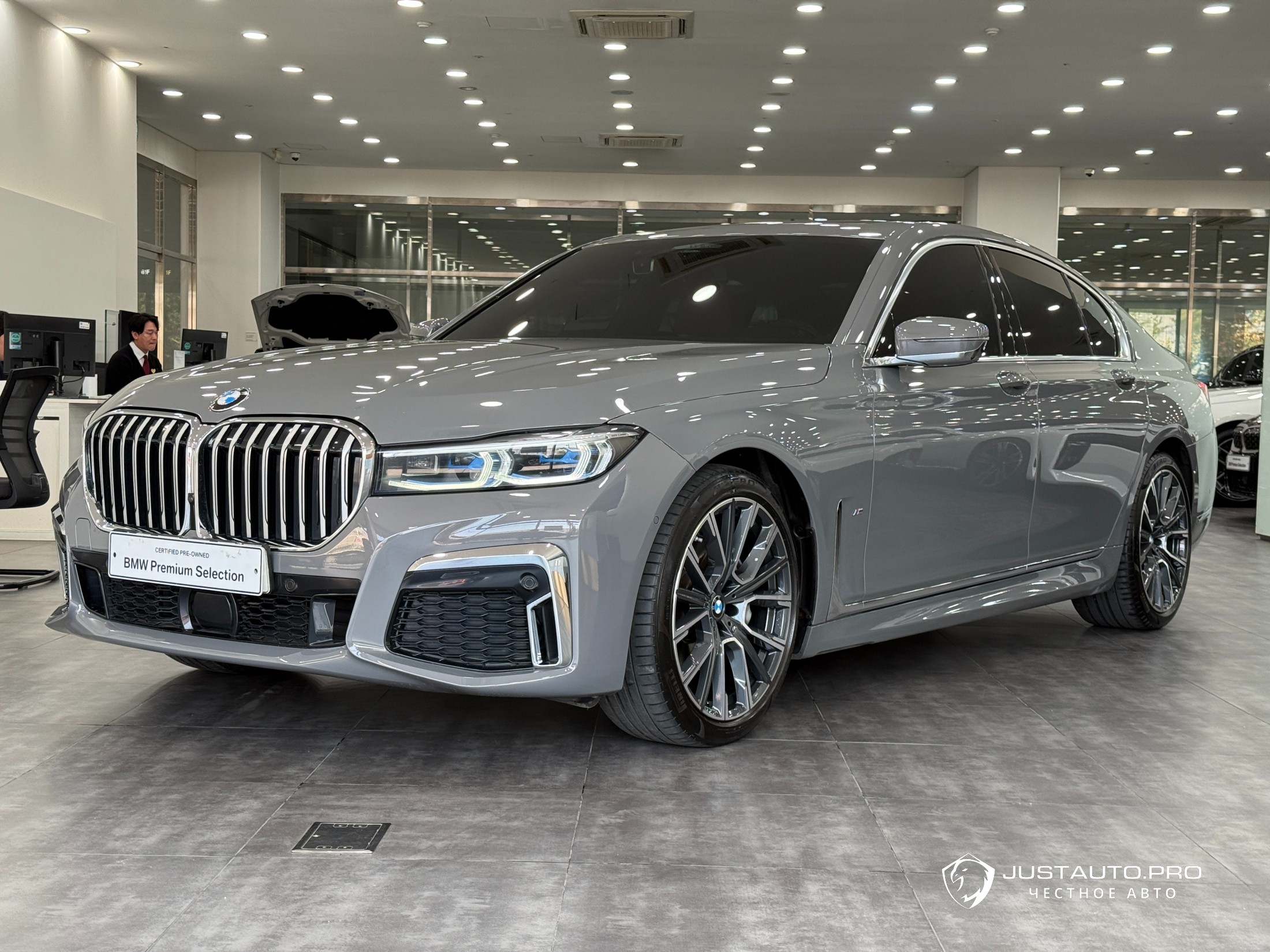 Автомобиль BMW 7-Series