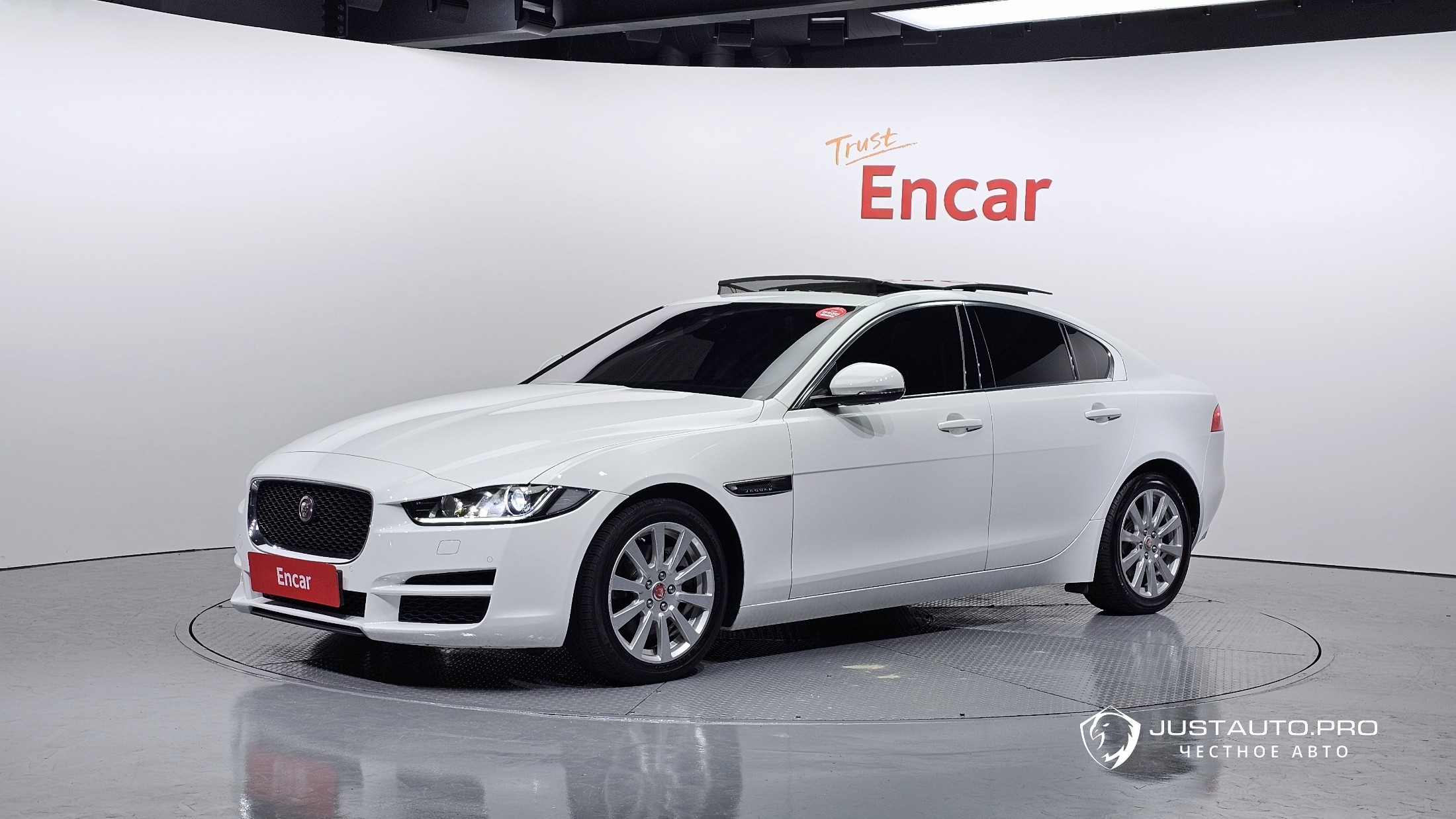 Автомобиль Jaguar XE