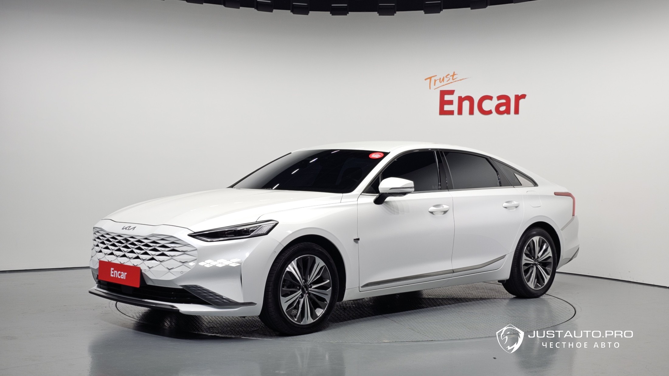 Автомобиль Kia K8