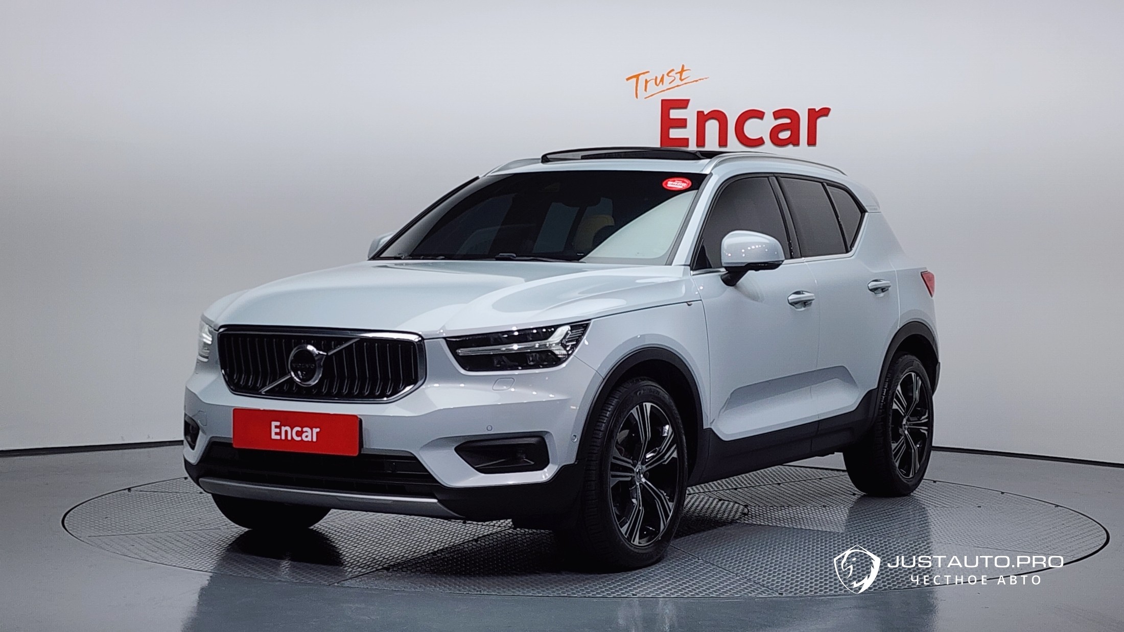 Автомобиль Volvo XC40