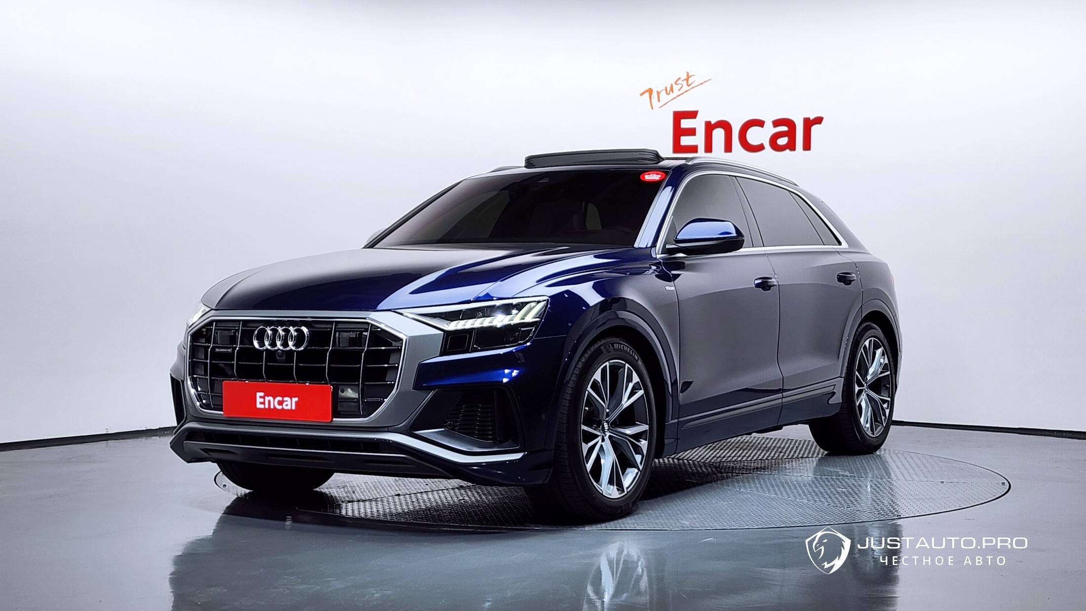 Автомобиль Audi Q8