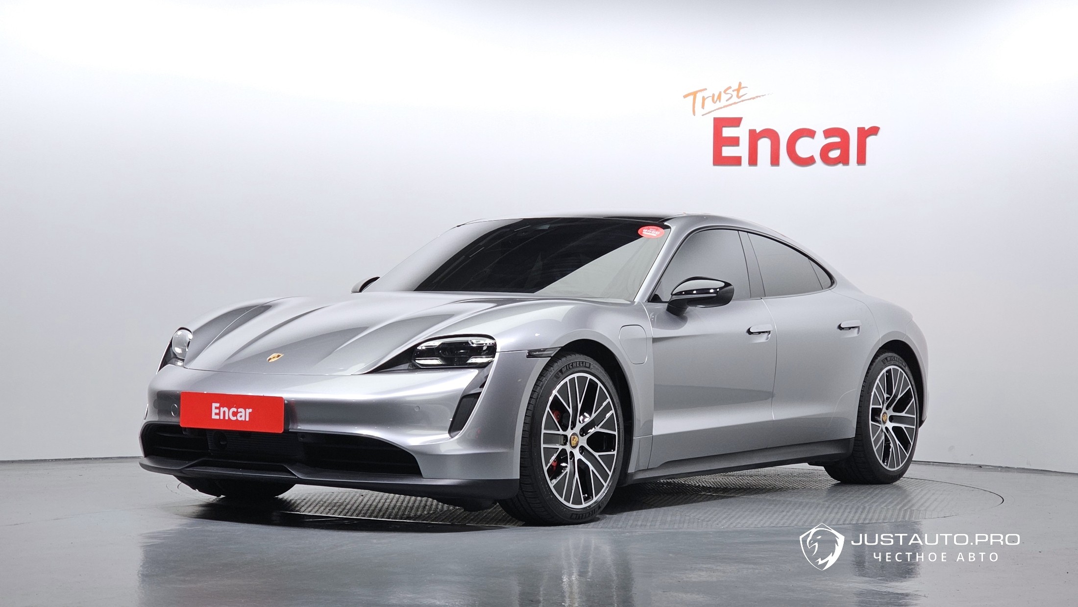 Автомобиль Porsche Taycan