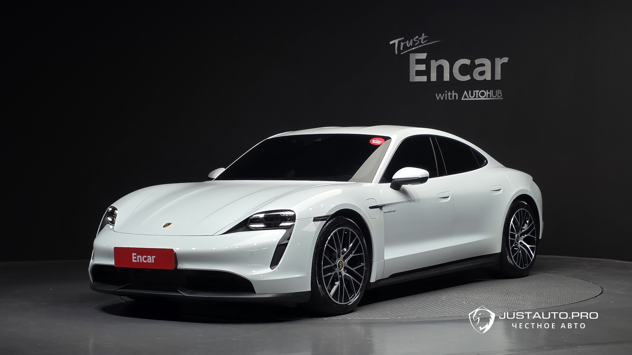 Автомобиль Porsche Taycan