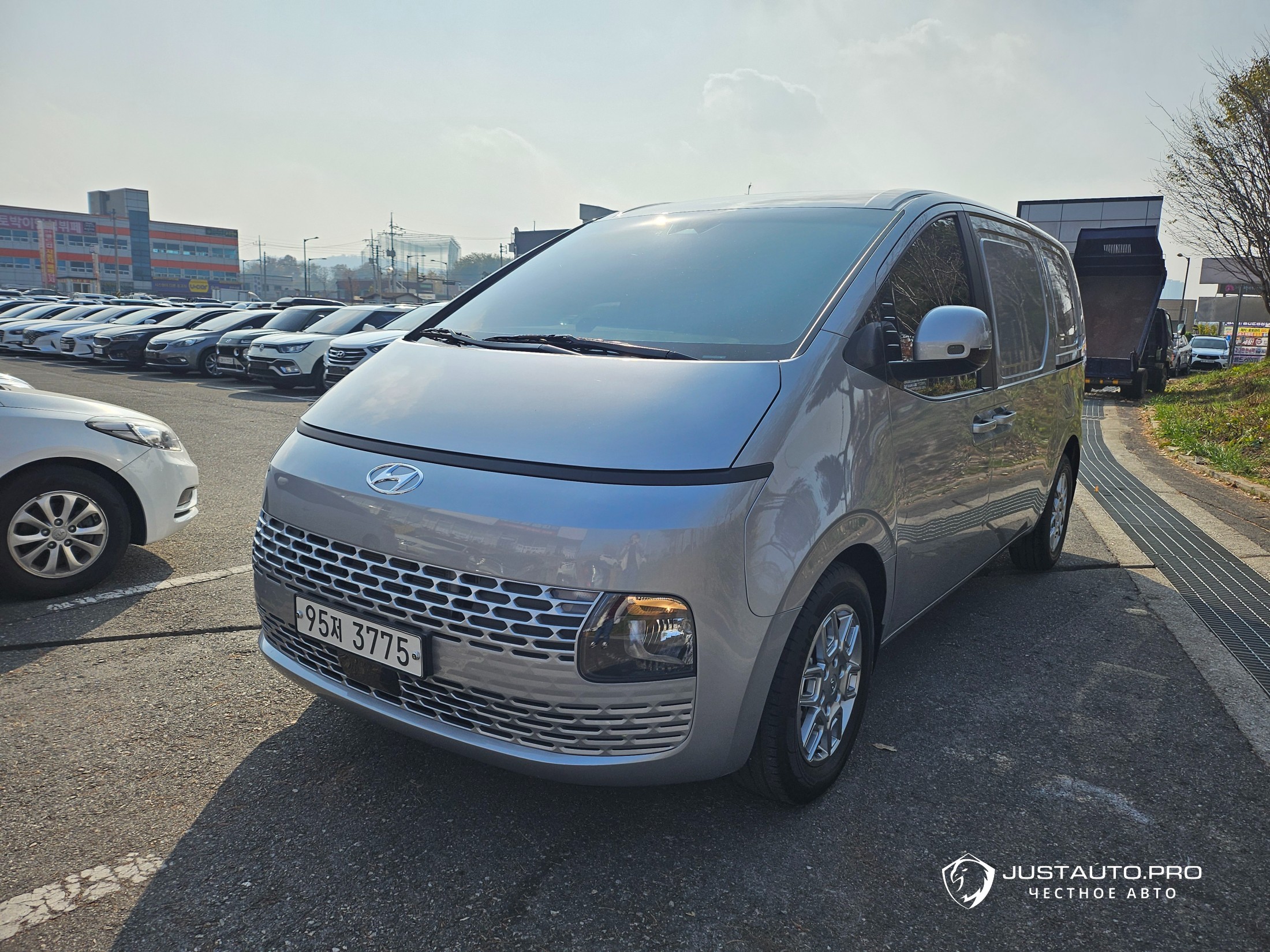 Автомобиль Hyundai Staria