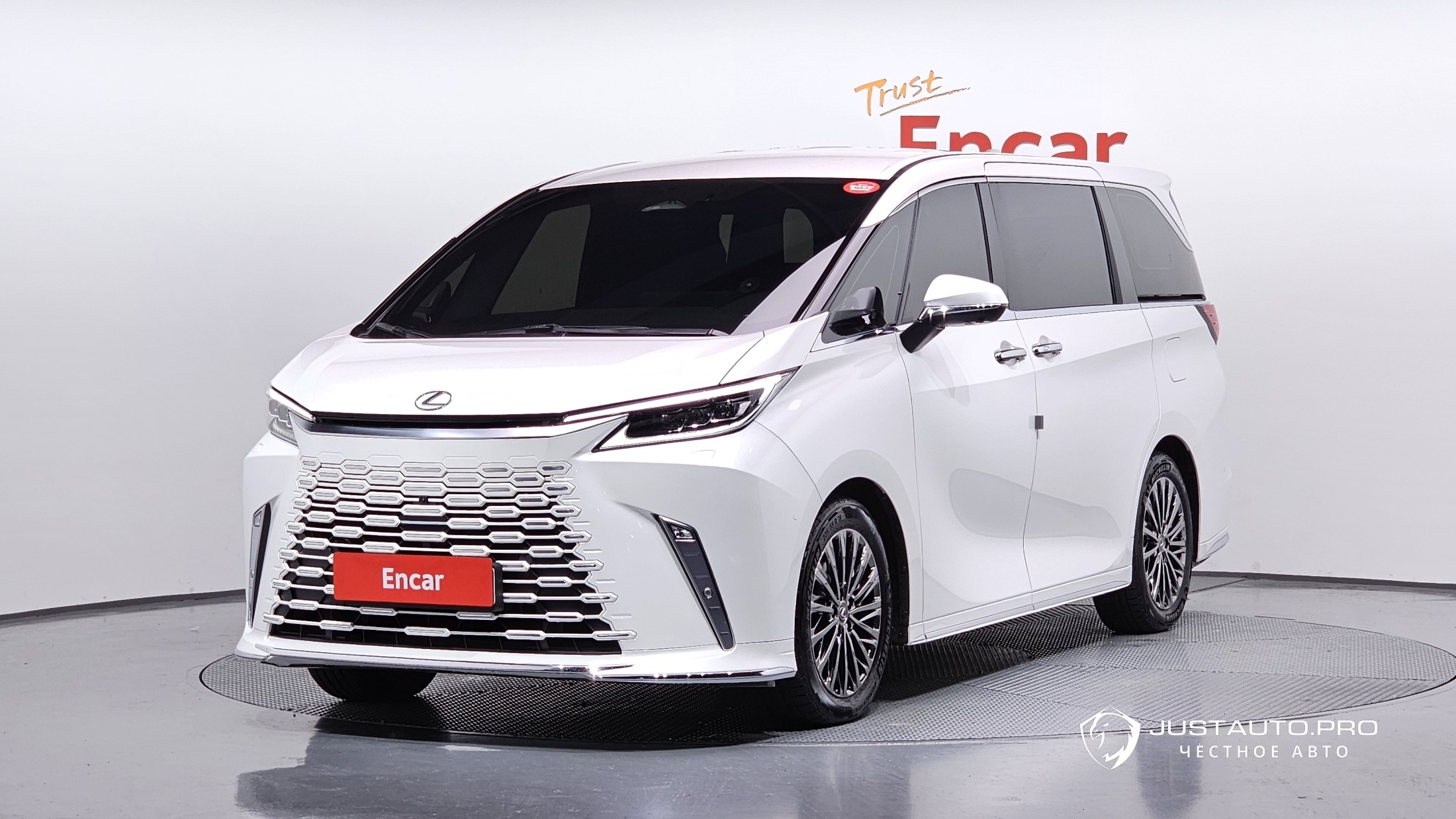 Автомобиль Lexus LM