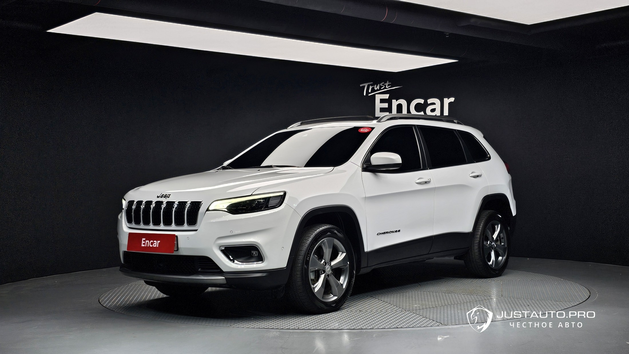 Автомобиль Jeep Cherokee