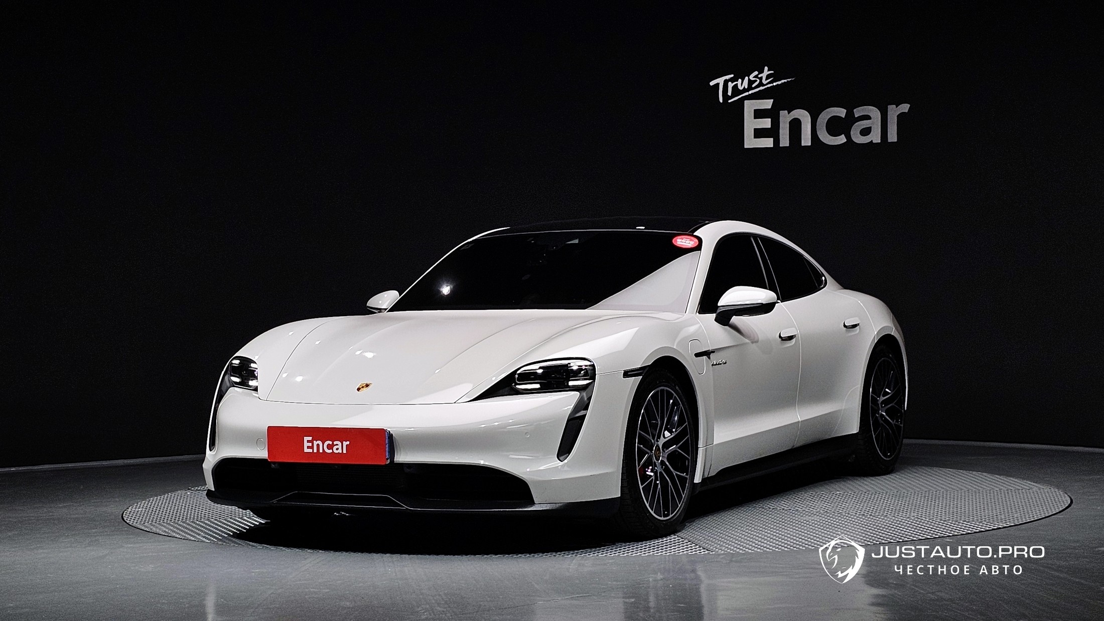 Автомобиль Porsche Taycan