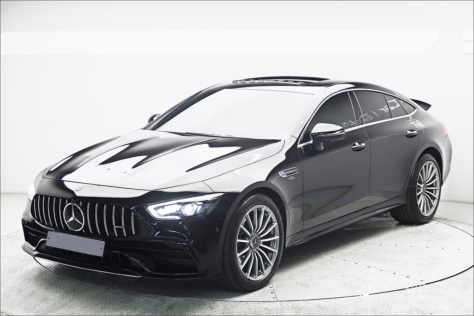 Автомобиль Mercedes-Benz AMG GT