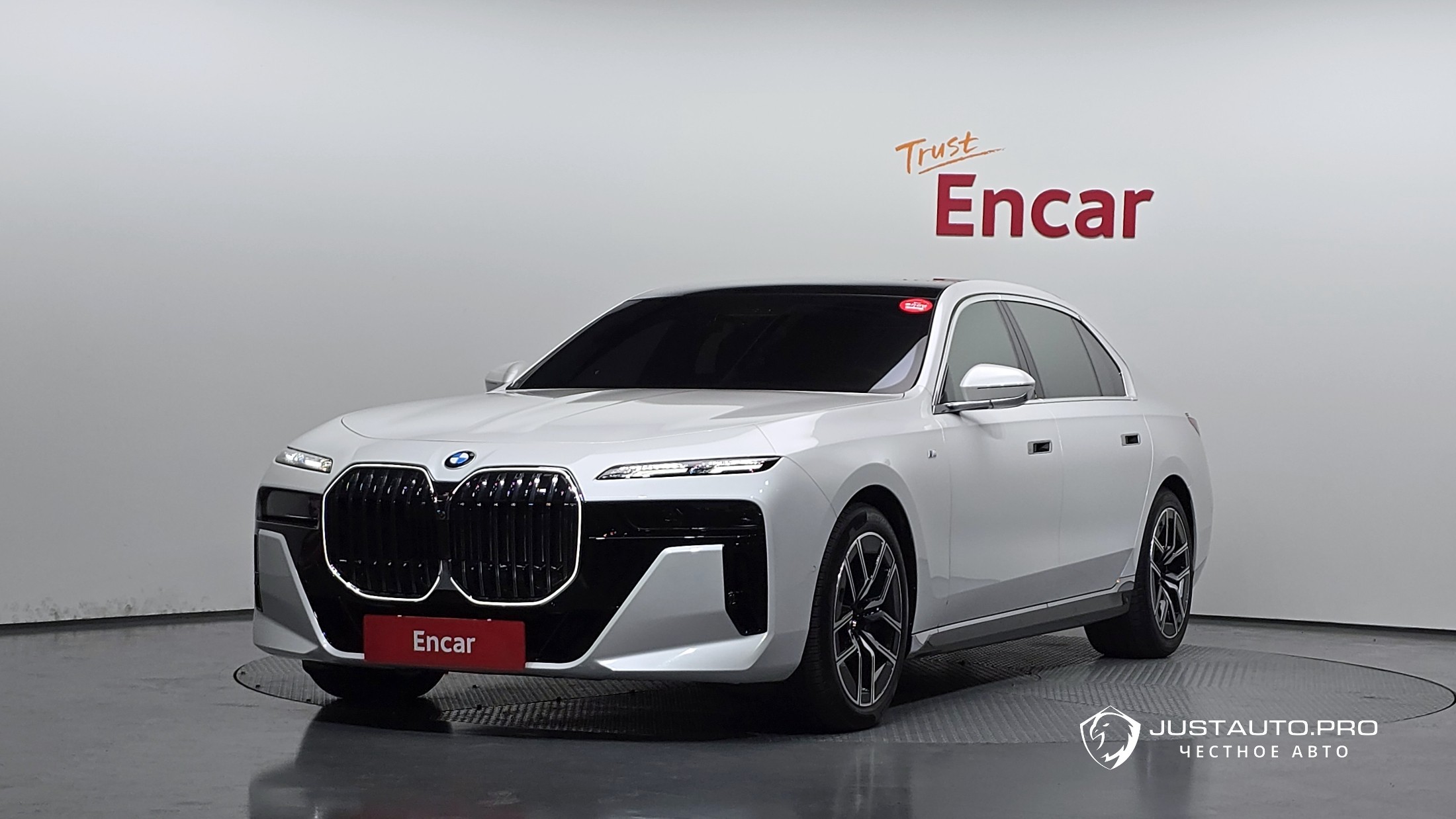 Автомобиль BMW 7-Series