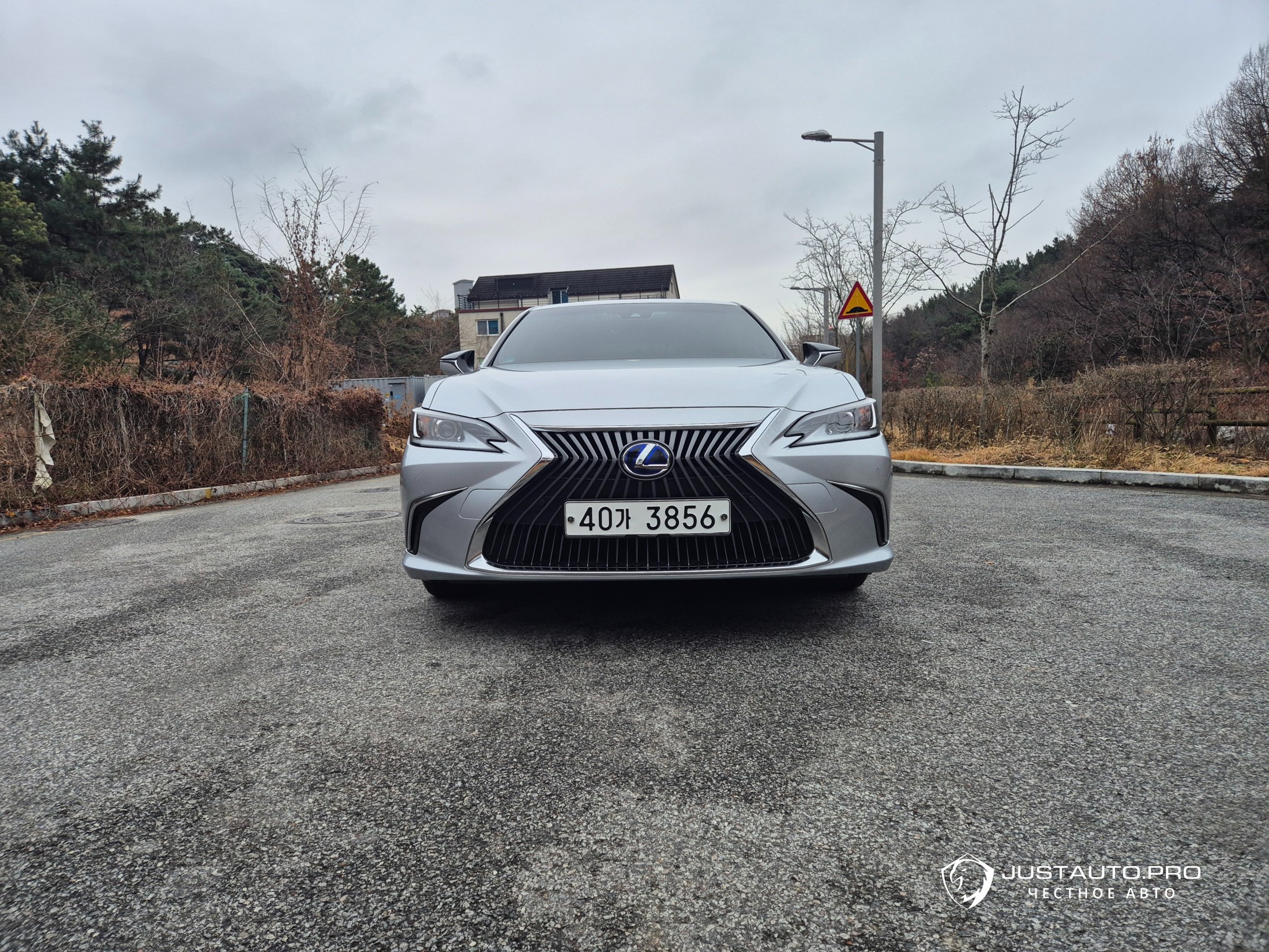 Автомобиль Lexus ES