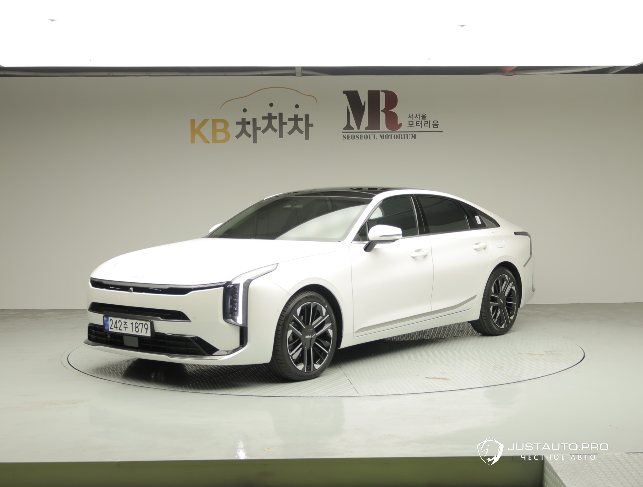 Автомобиль Kia K8