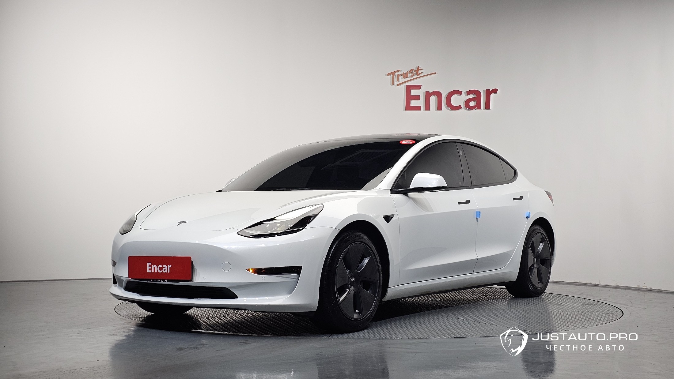 Автомобиль Tesla Model 3