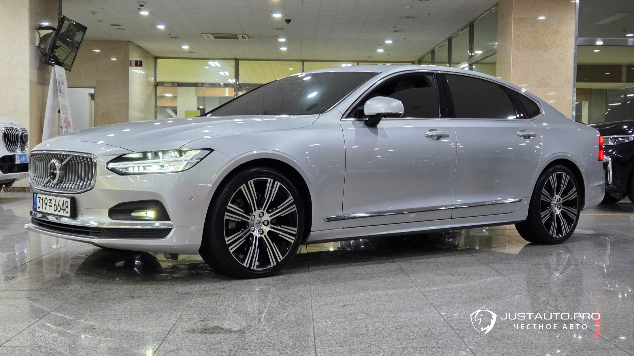 Автомобиль Volvo S90